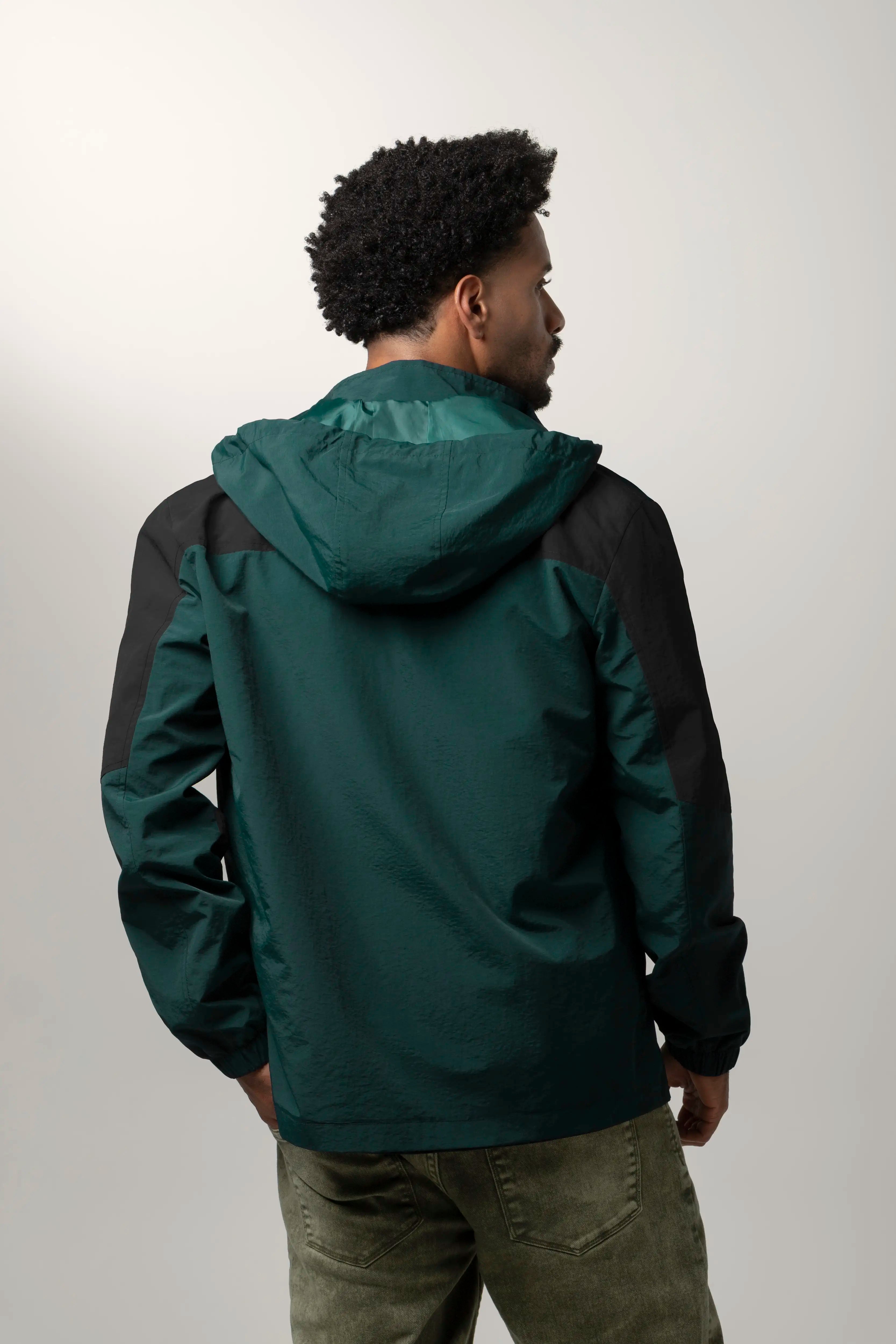 CHAQUETA ROMPEVIENTOS COLOR VERDE TORMENTA