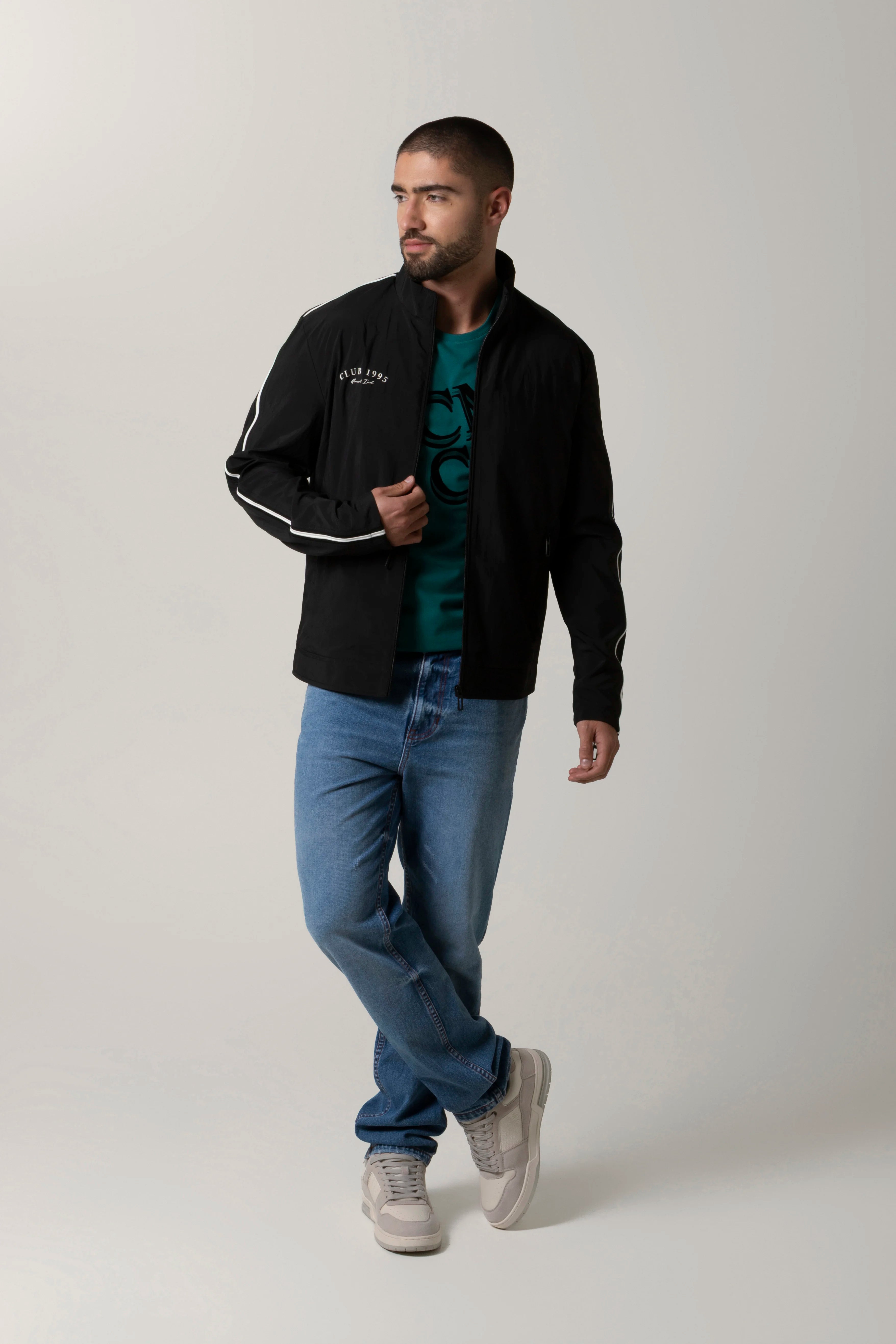 CHAQUETA ROMPEVIENTOS COLOR NEGRO