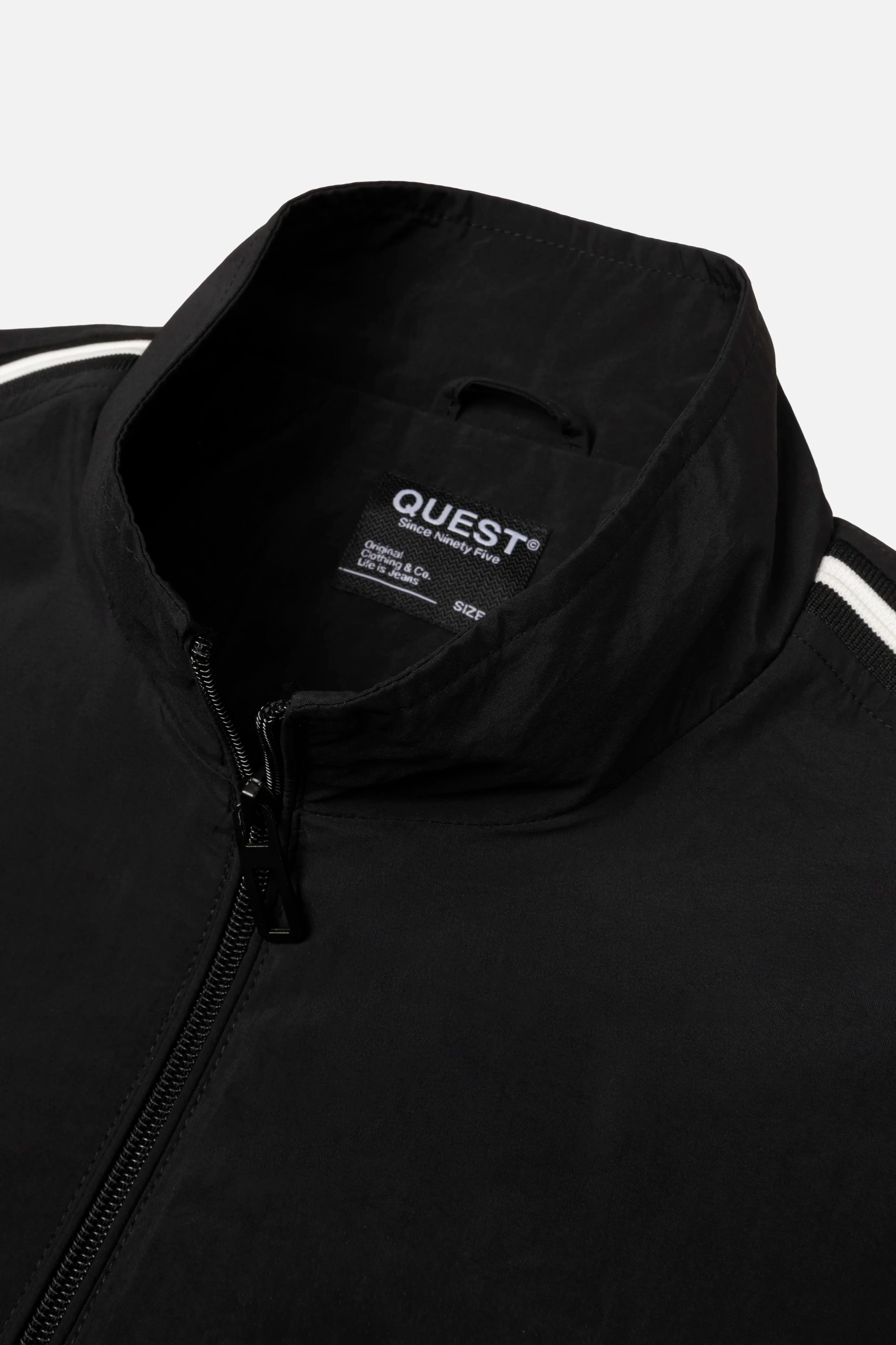 CHAQUETA ROMPEVIENTOS COLOR NEGRO