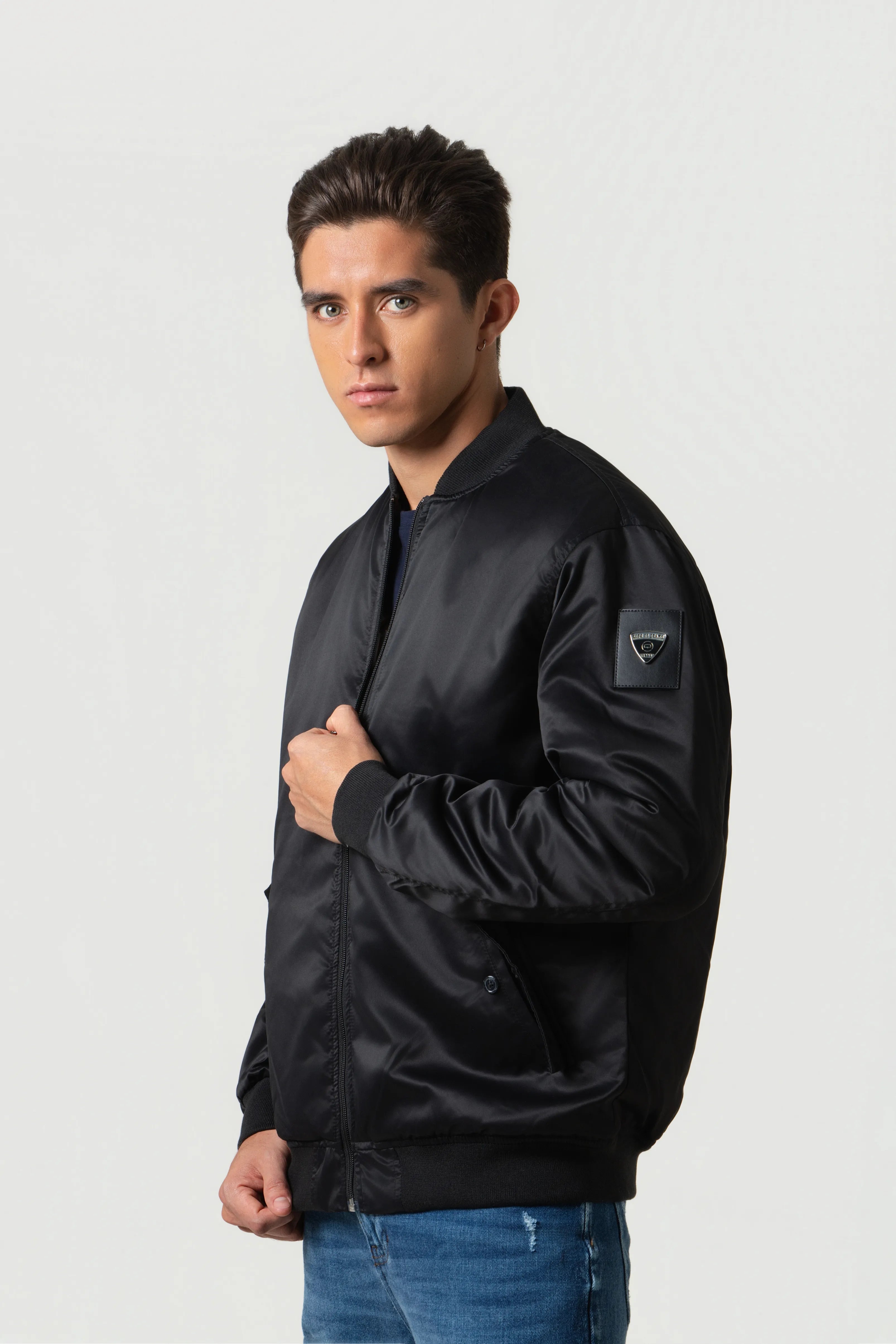 CHAQUETA BOMBER COLOR NEGRO