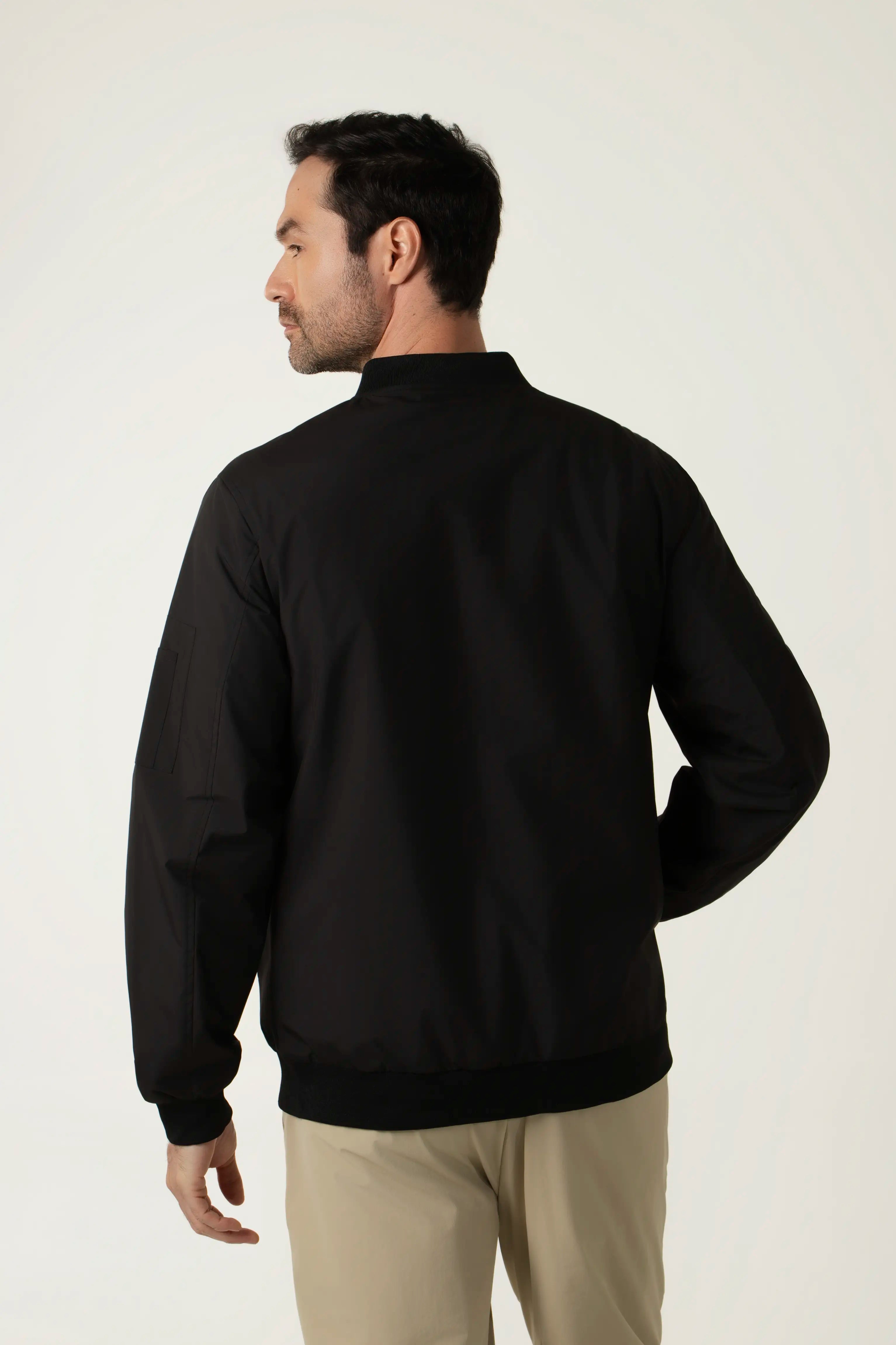 CHAQUETA BOMBER COLOR NEGRO