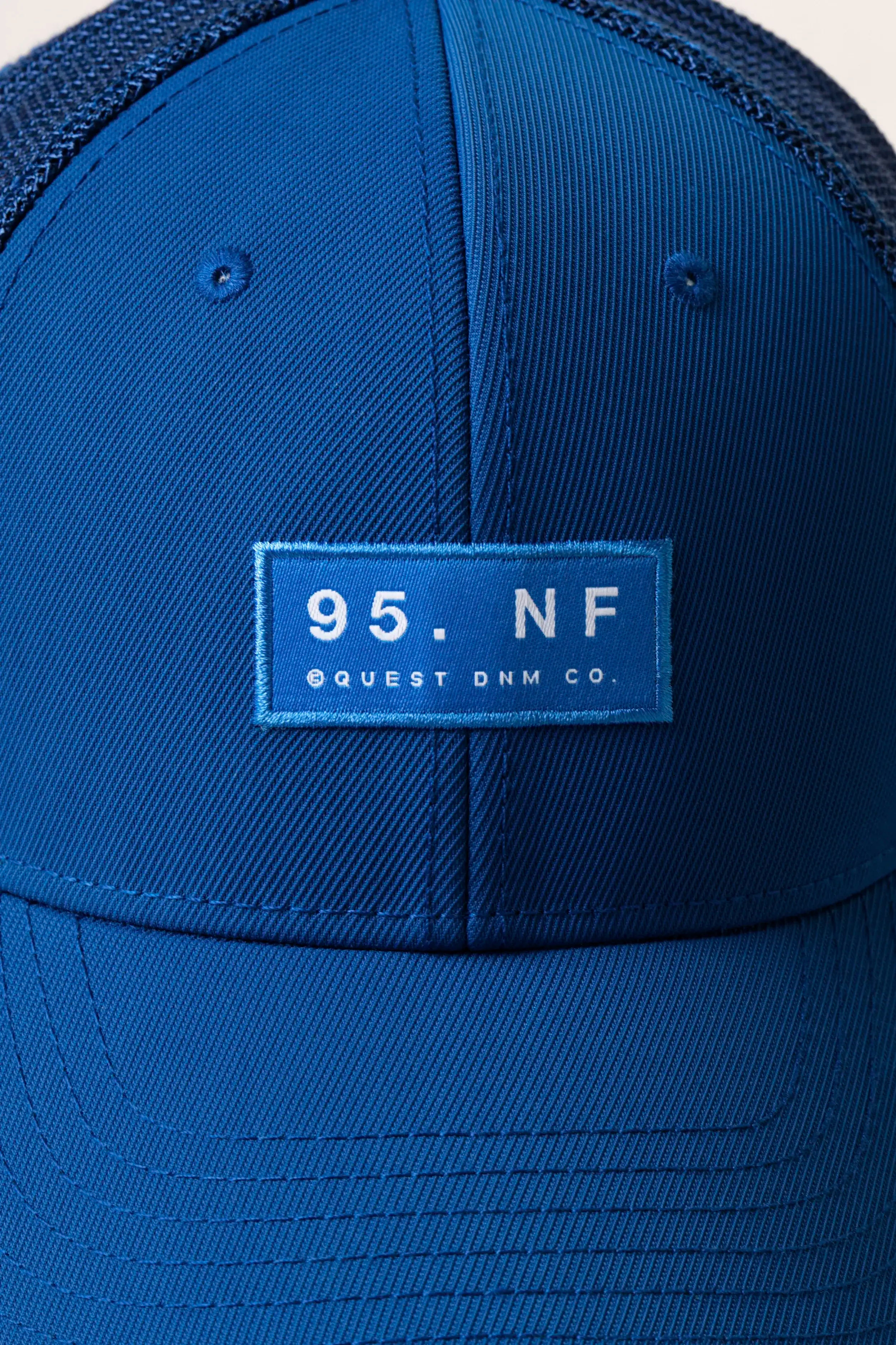 GORRA CAMIONERA COLOR AZUL REY – Quest Colombia