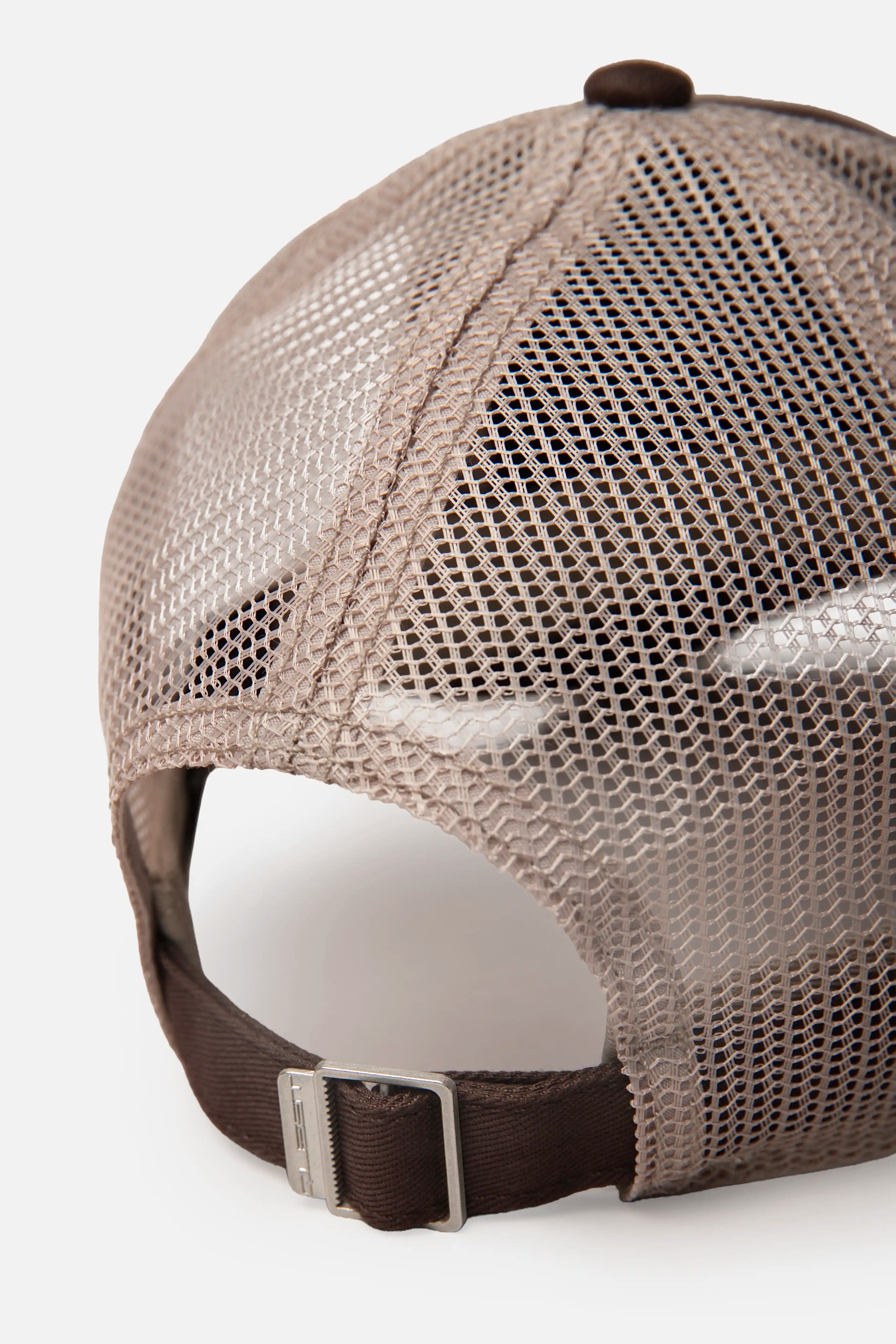 GORRA CAMIONERA COLOR BRUNETTE