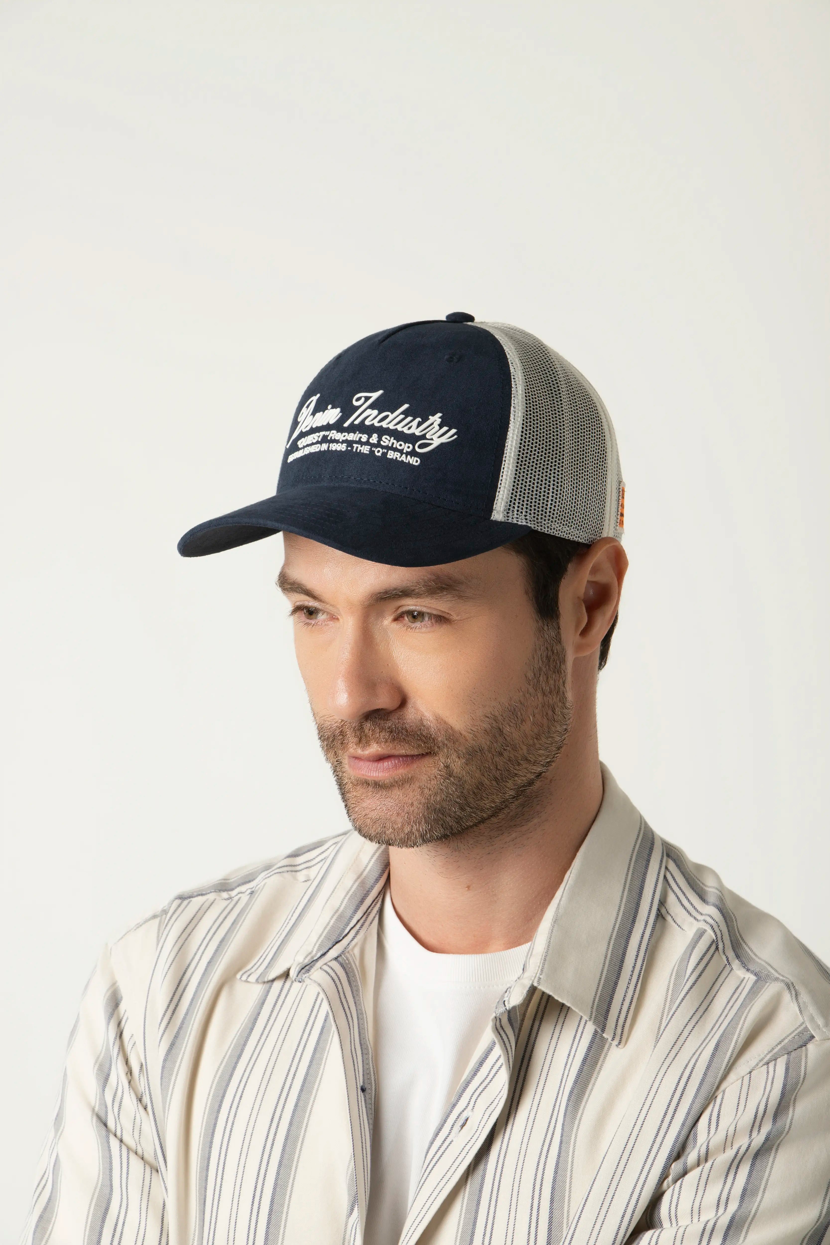 GORRA CAMIONERA COLOR AZUL OSCURO