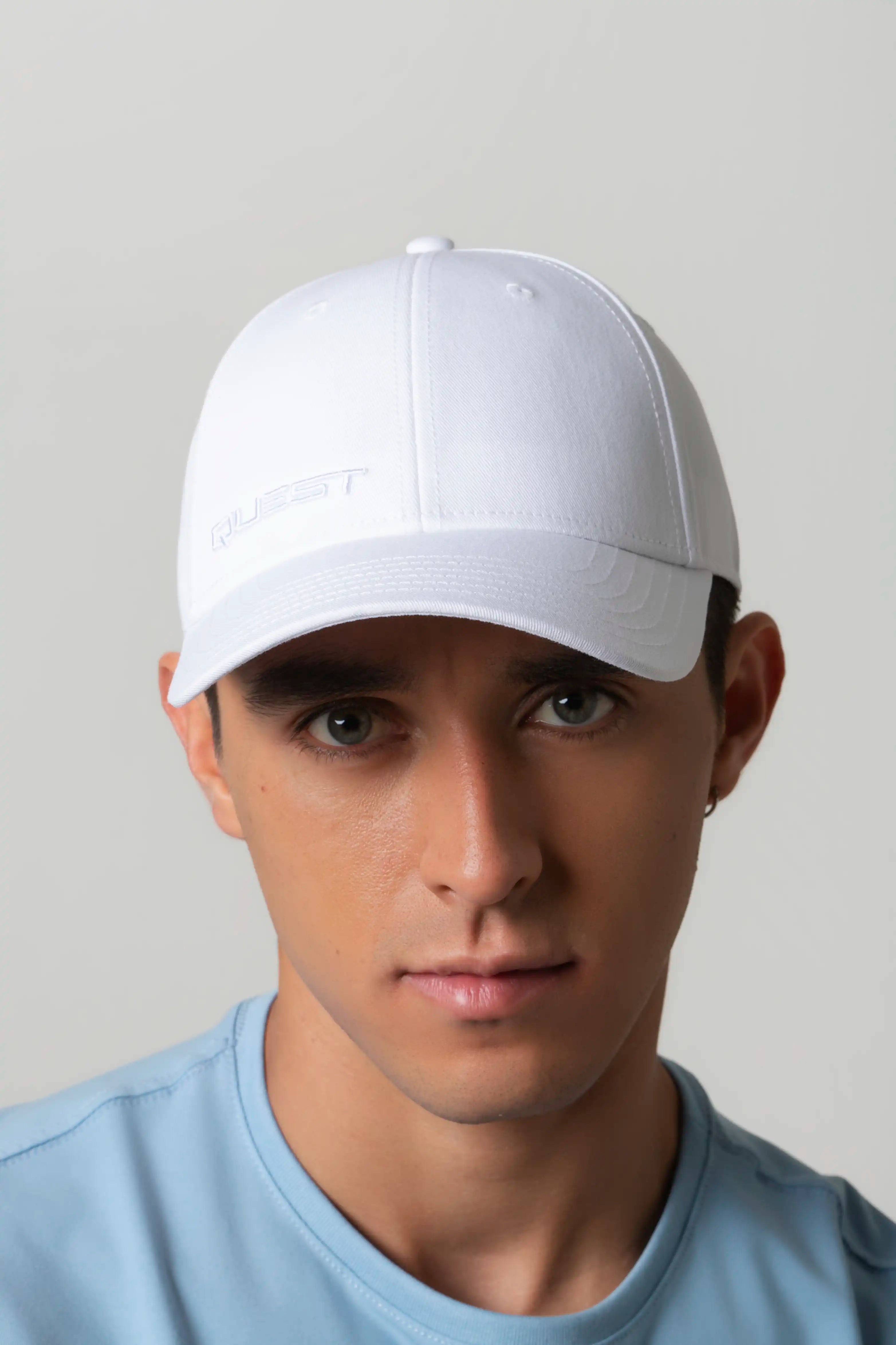 GORRA BEISBOLERA COLOR BLANCO OPTICO
