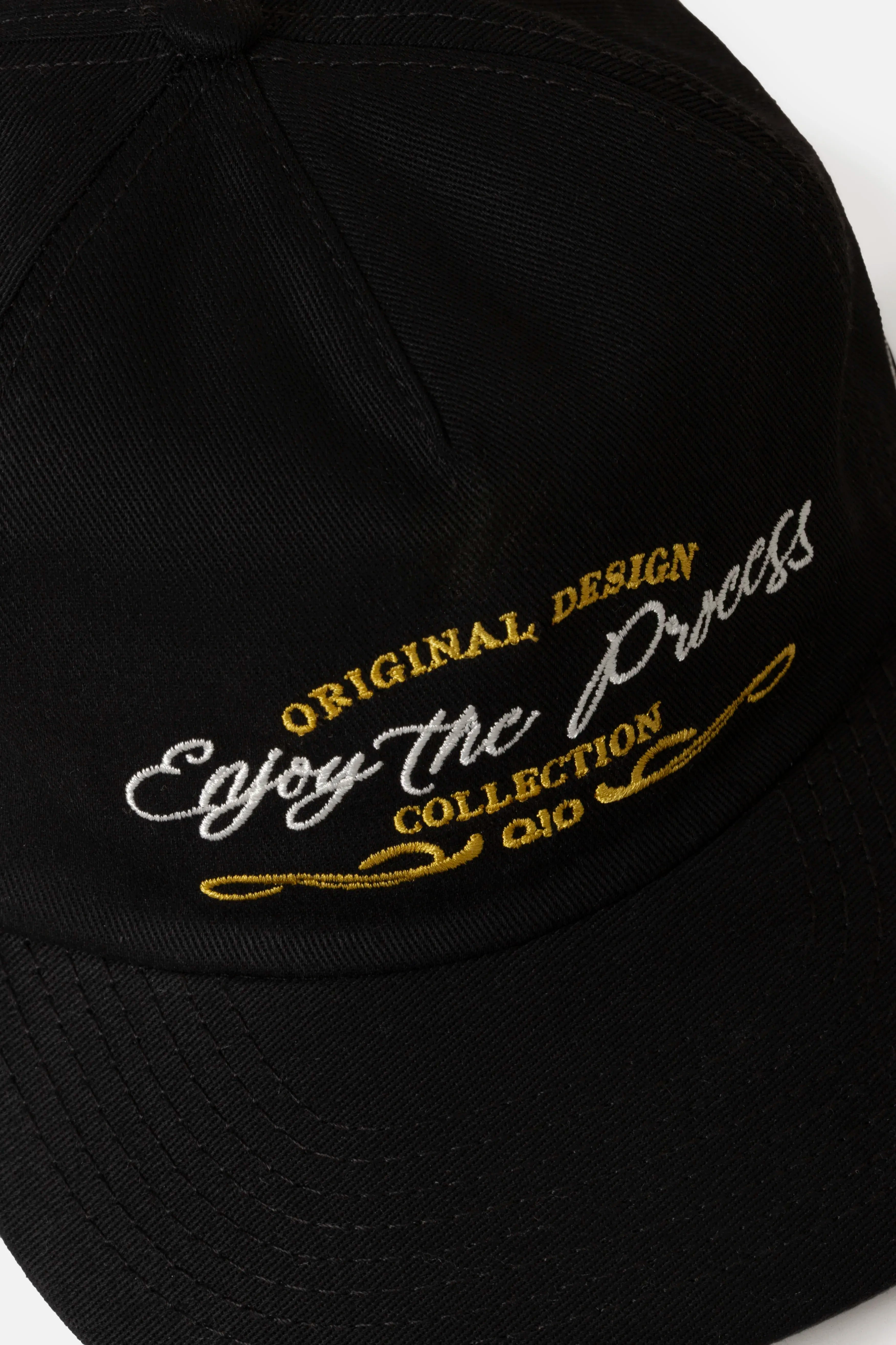 GORRA BEISBOLERA EN BLOQUES DE COLOR NEGRO CON BORDADO MARCA QUEST X JUAN FERNANDO QUINTERO