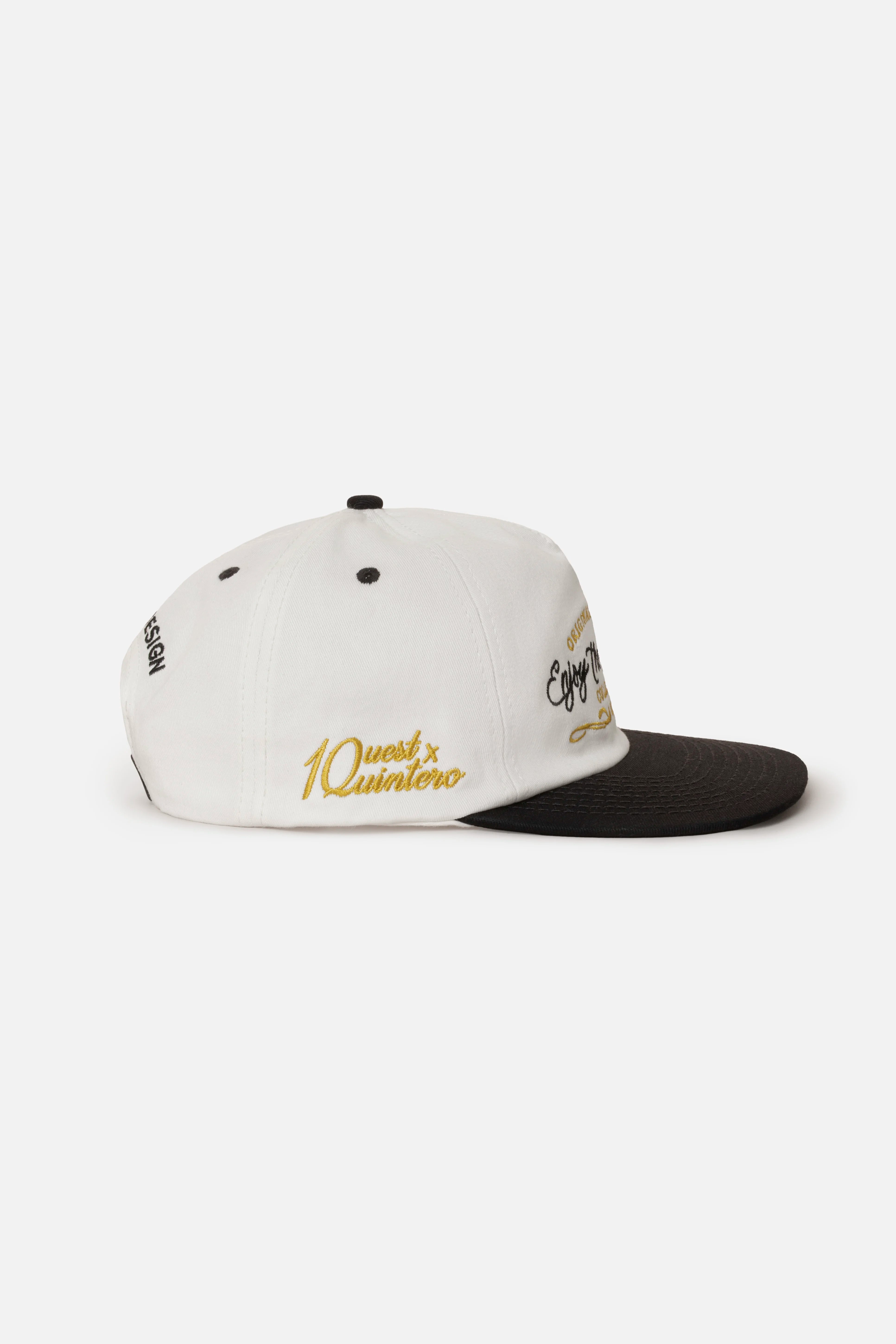 GORRA BEISBOLERA EN BLOQUES DE COLOR BEIGE CON BORDADO MARCA QUEST X JUAN FERNANDO QUINTERO