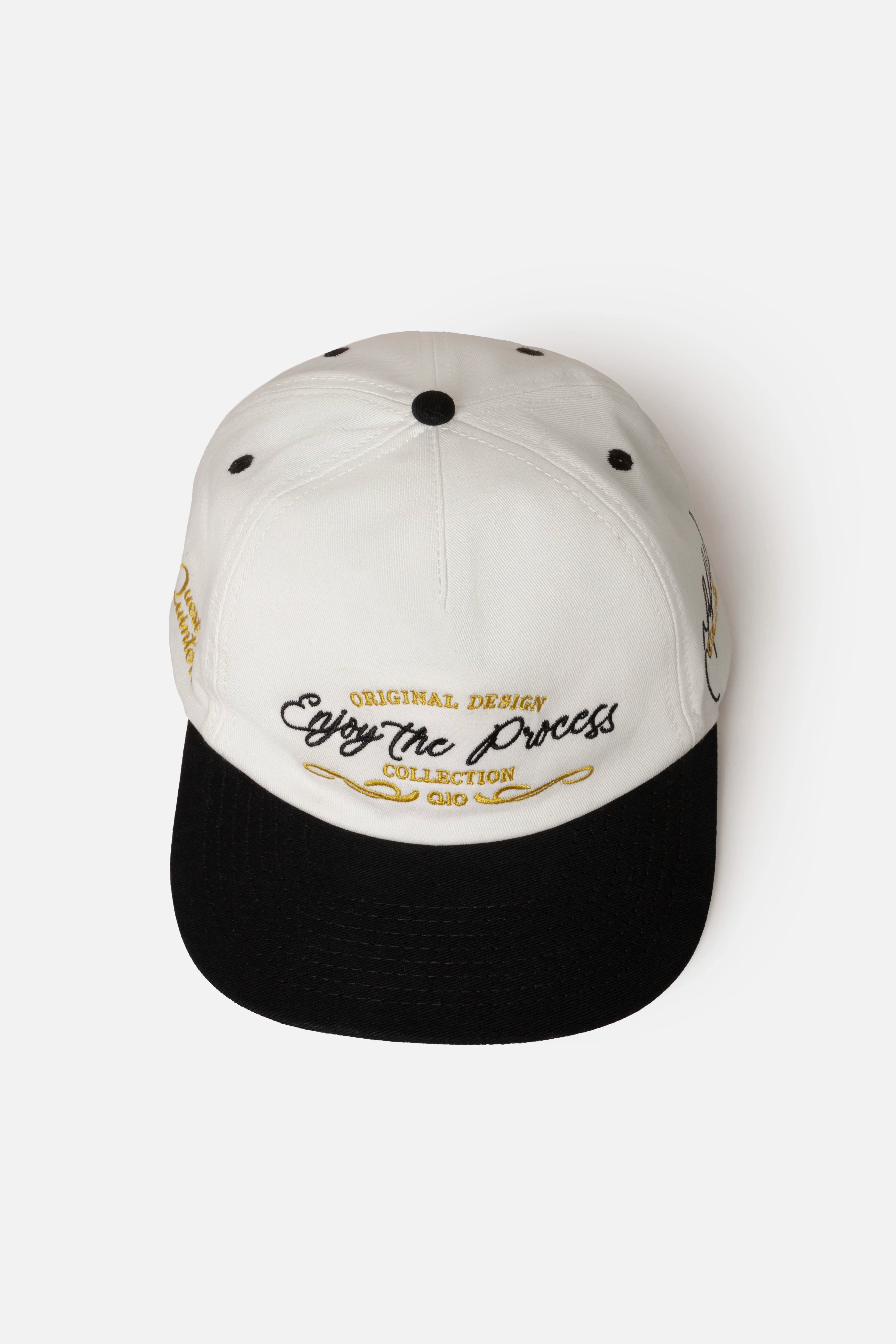 GORRA BEISBOLERA EN BLOQUES DE COLOR BEIGE CON BORDADO MARCA QUEST X JUAN FERNANDO QUINTERO