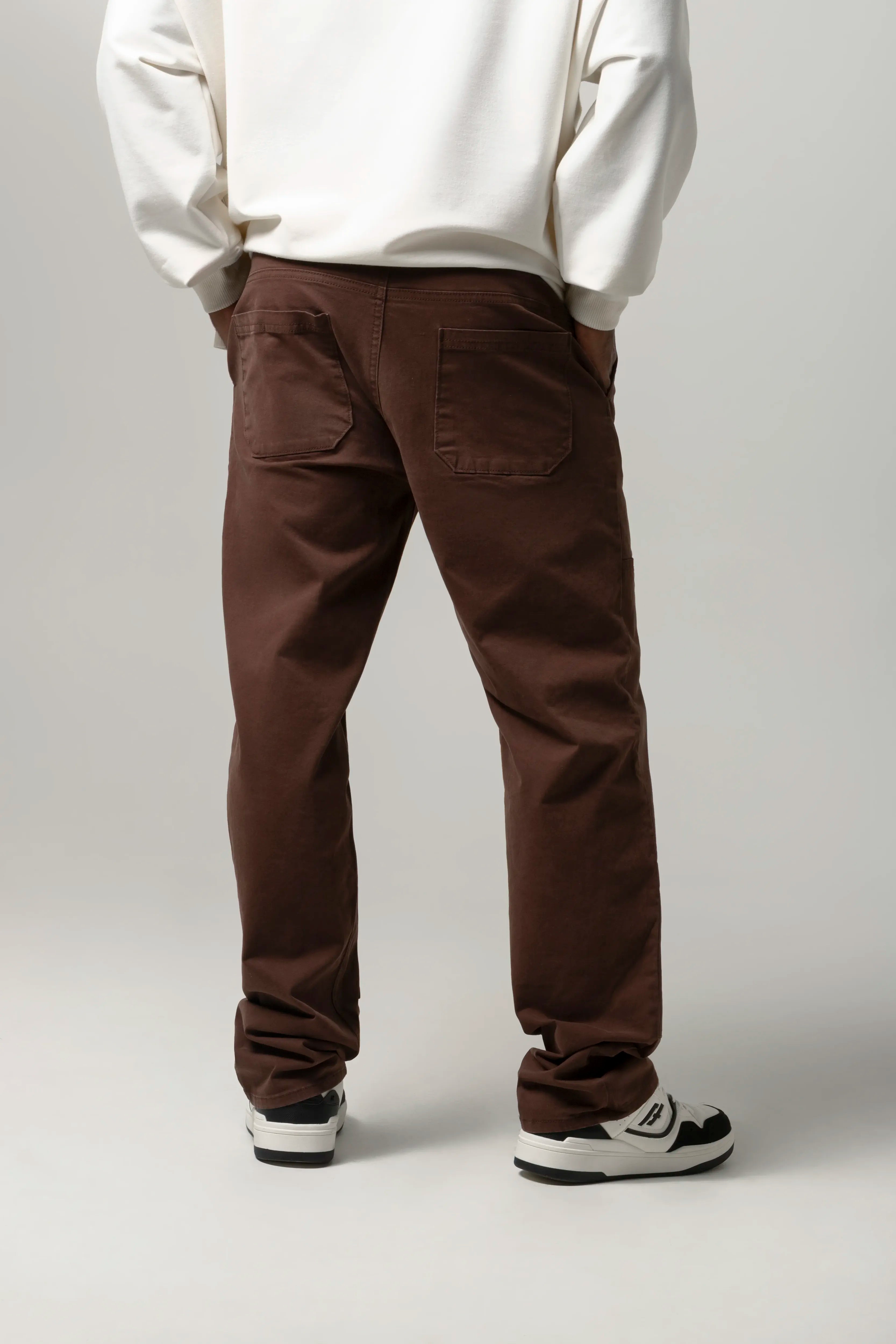 PANTALON TIPO CHINO COLOR BRUNETTE
