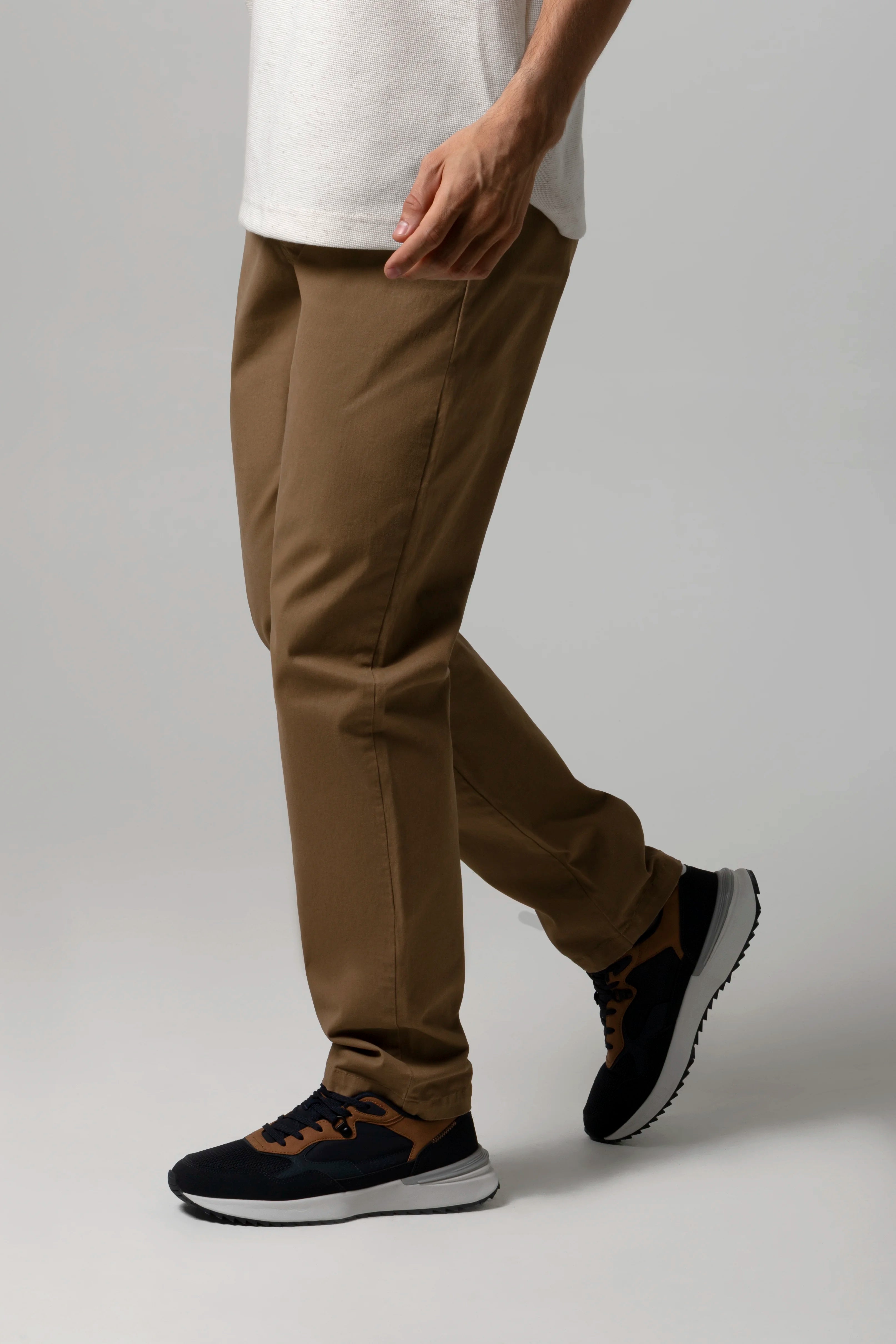 PANTALON TIPO CHINO COLOR KAKI