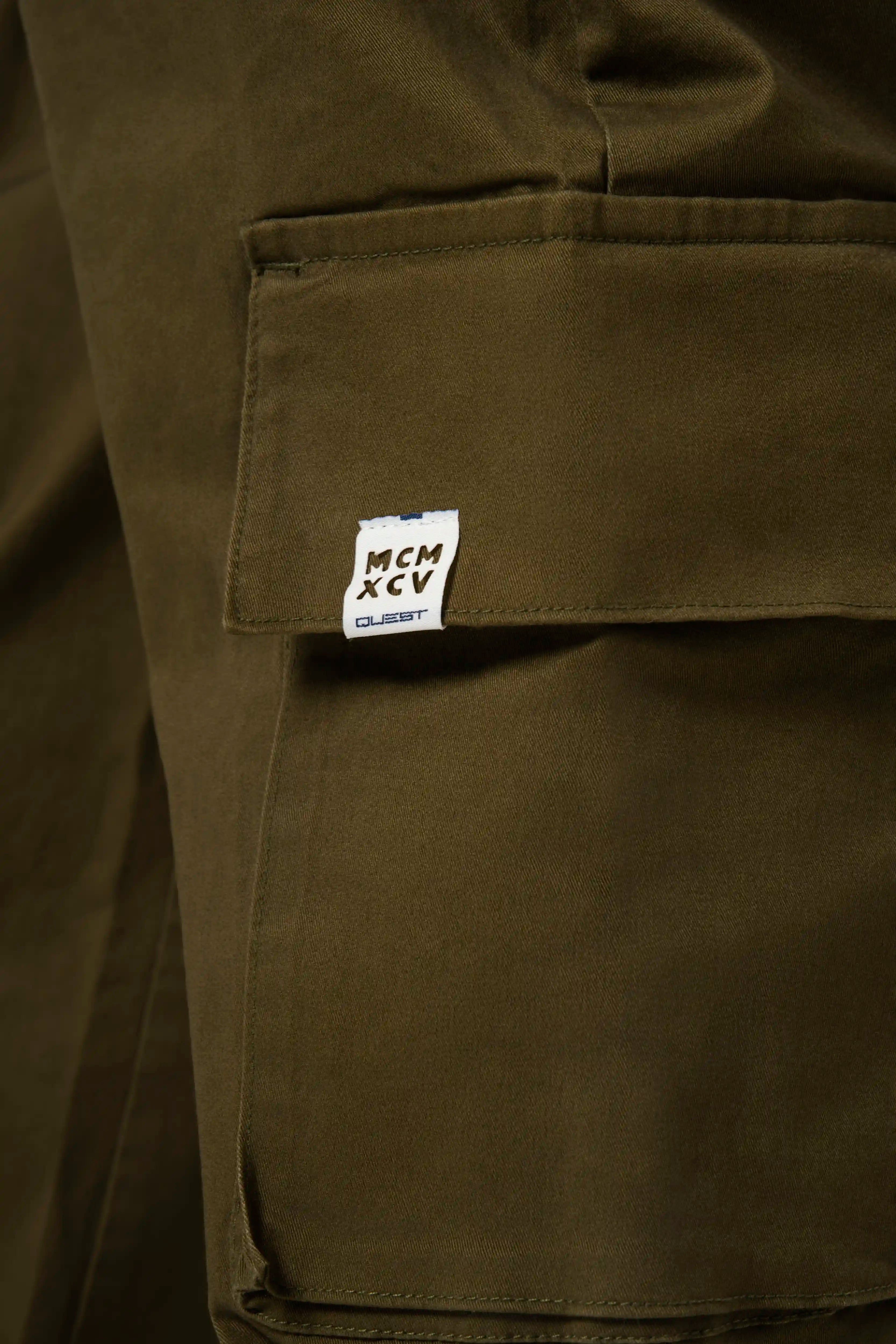 PANTALON CARGO COLOR DARK OLIVA