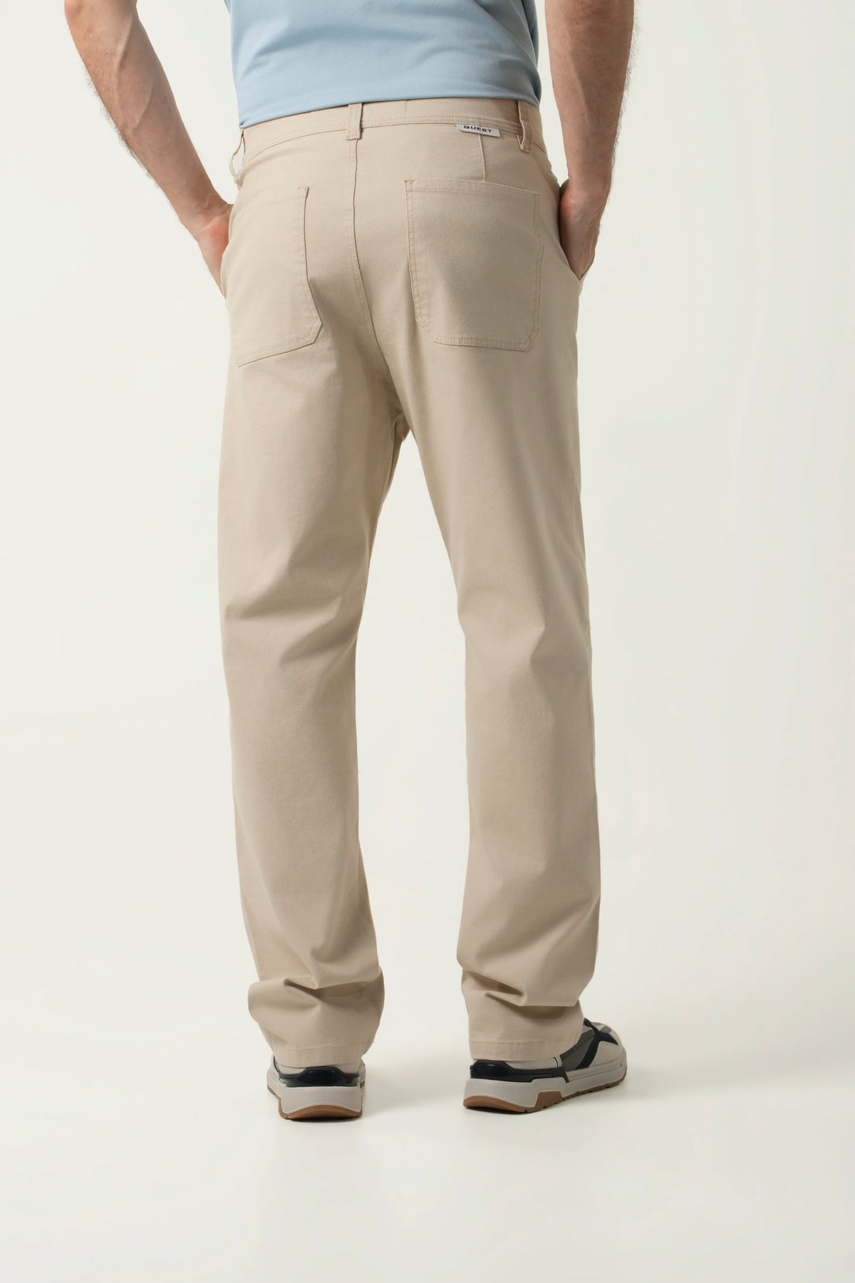PANTALON TIPO CHINO COLOR KAKI