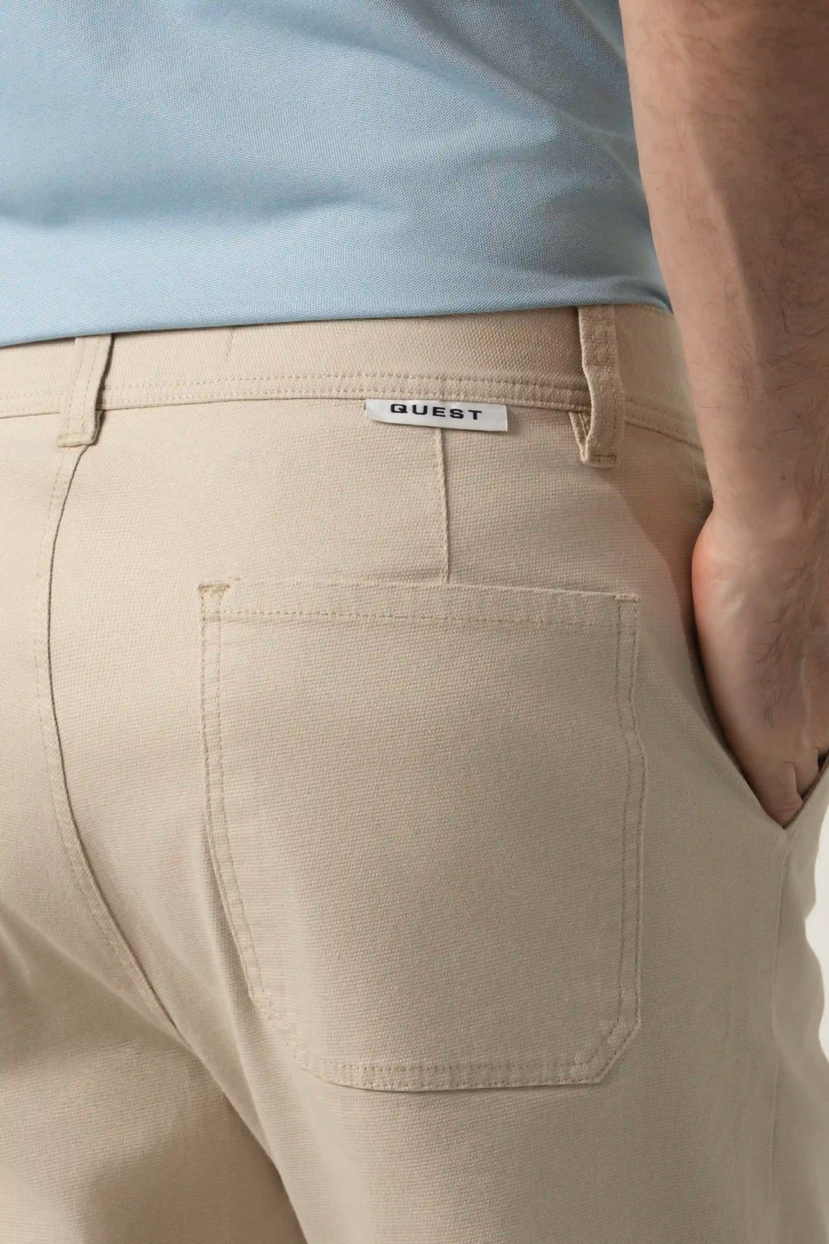 PANTALON TIPO CHINO COLOR KAKI