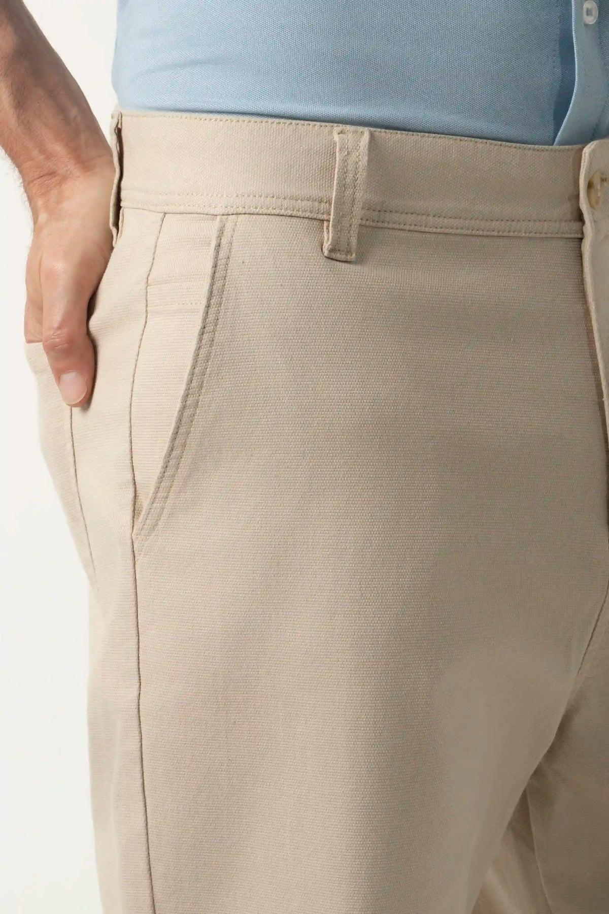 PANTALON TIPO CHINO COLOR KAKI