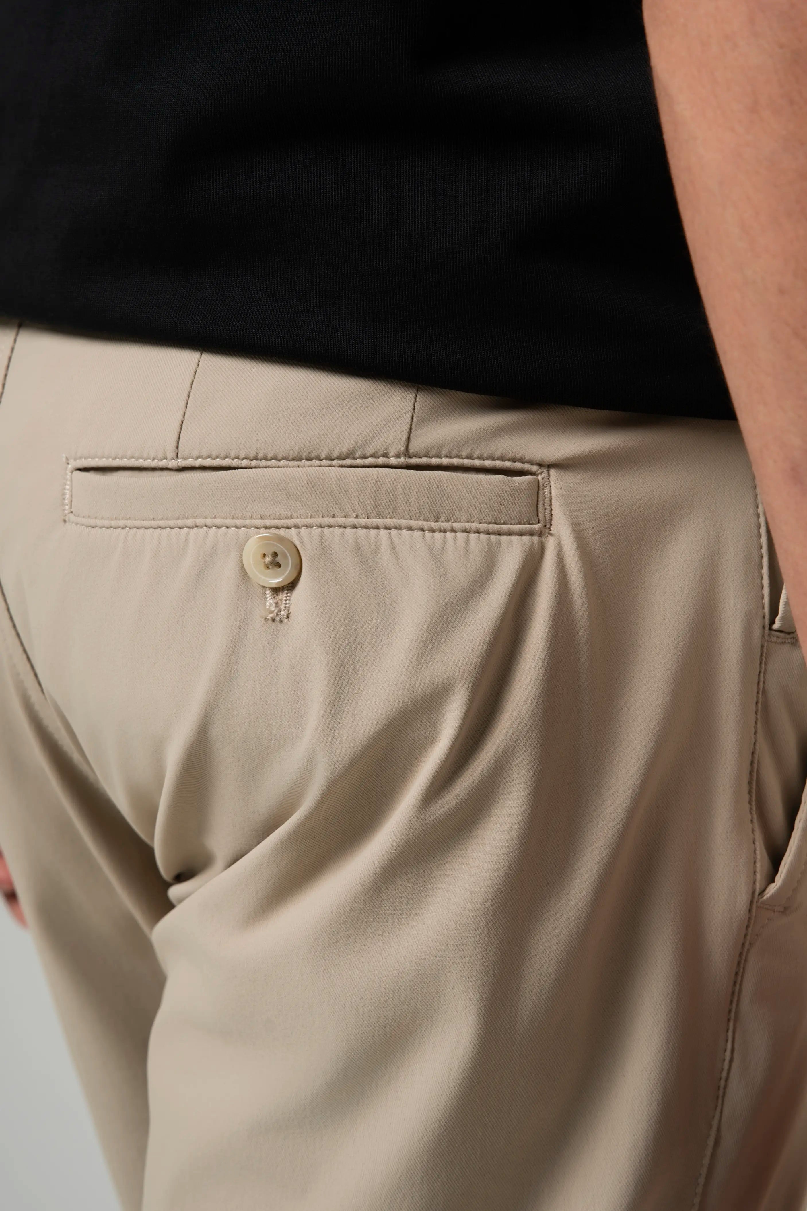 PANTALON TIPO CHINO COLOR BEIGE