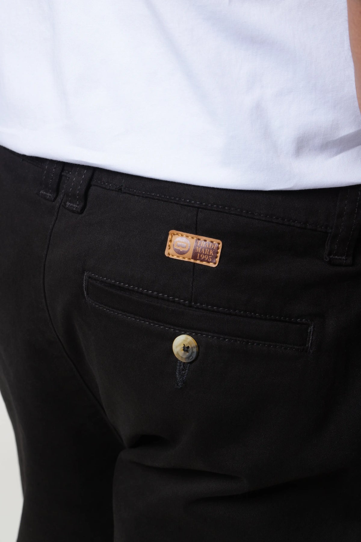 PANTALON CHINO COLOR NEGRO