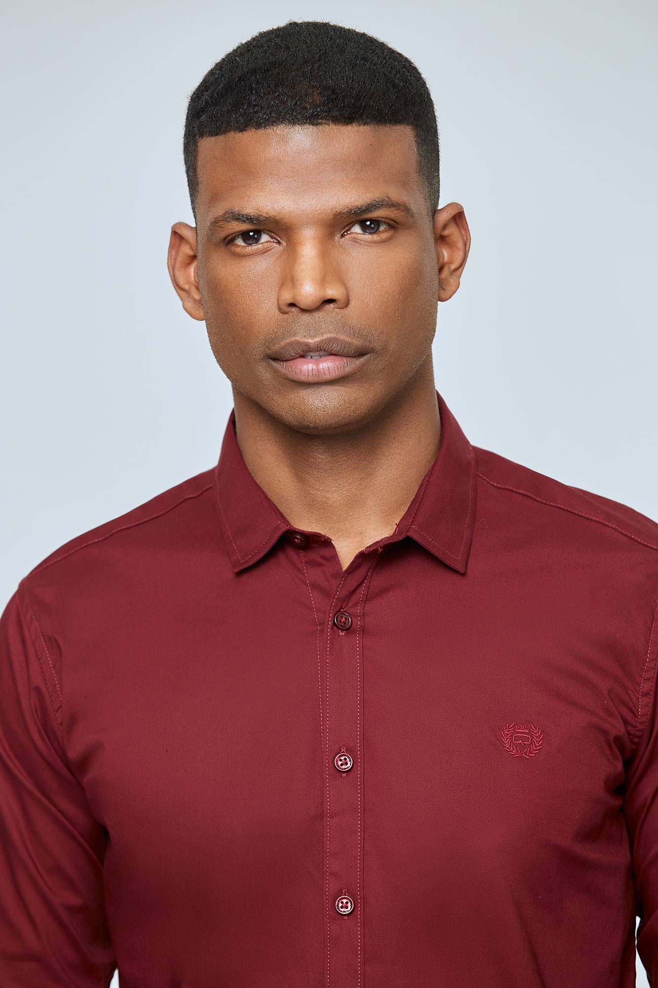 CAMISA SLIM MANGA LARGA COLOR VINOTINTO