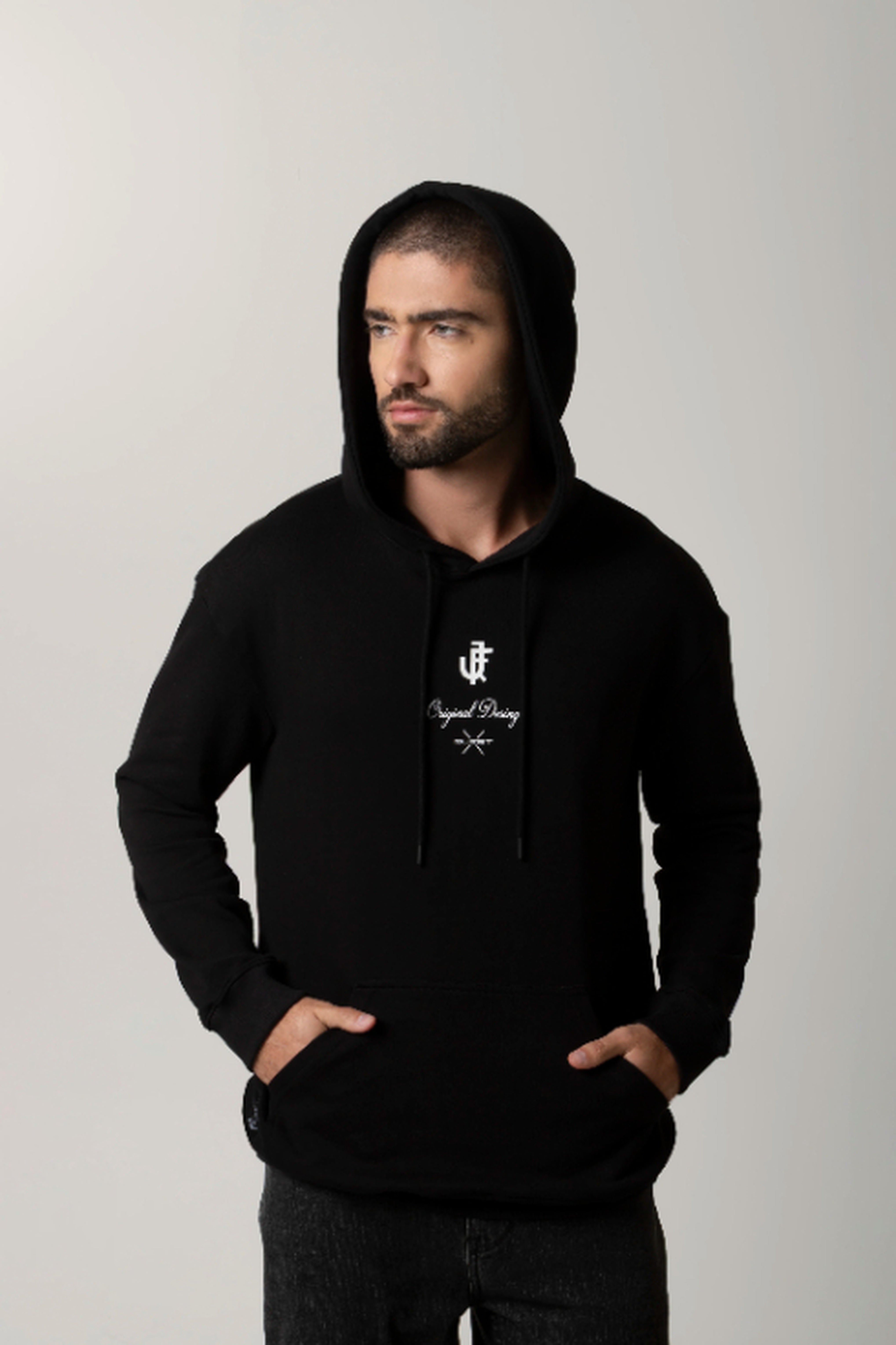 BUZO CERRADO COLOR NEGRO MARCA QUEST X JUAN FERNANDO QUINTERO