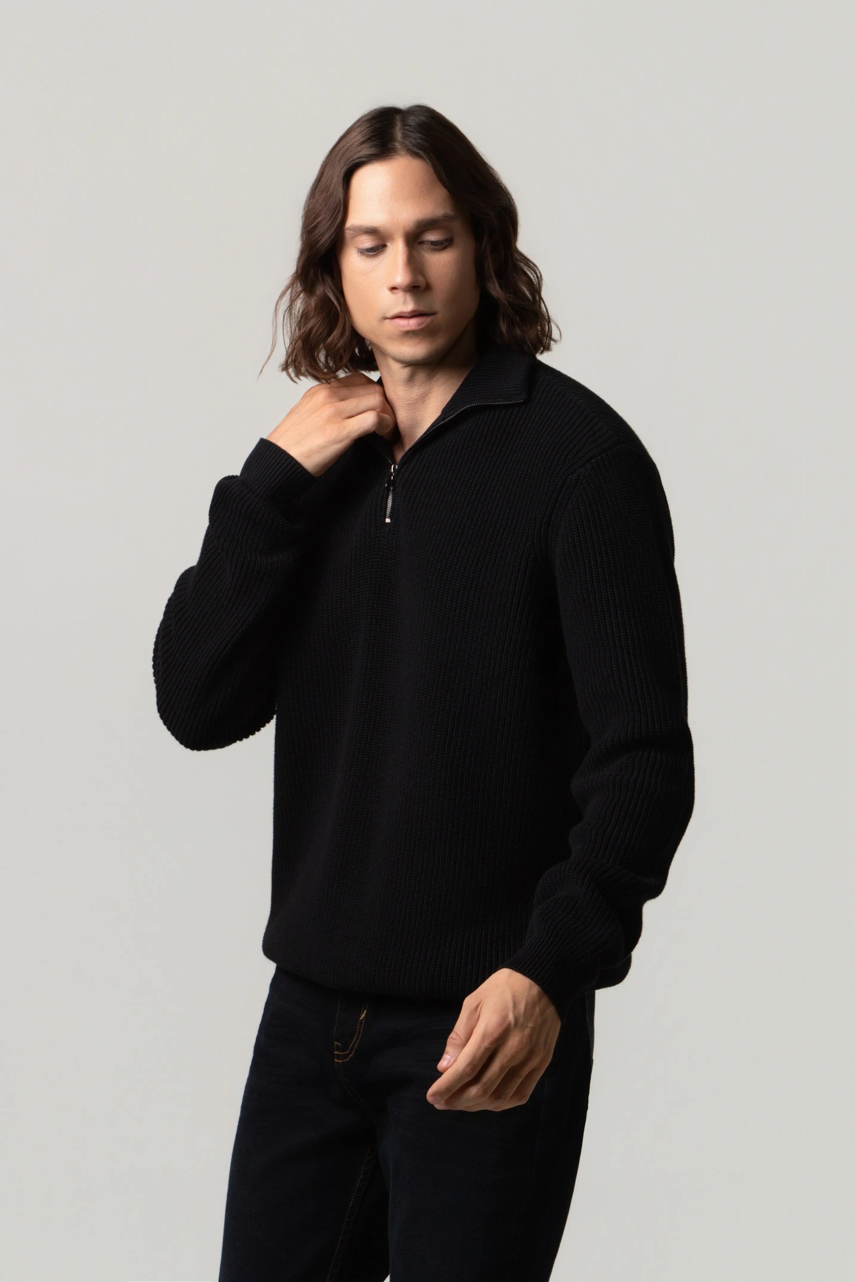 SWEATER CERRADO COLOR NEGRO