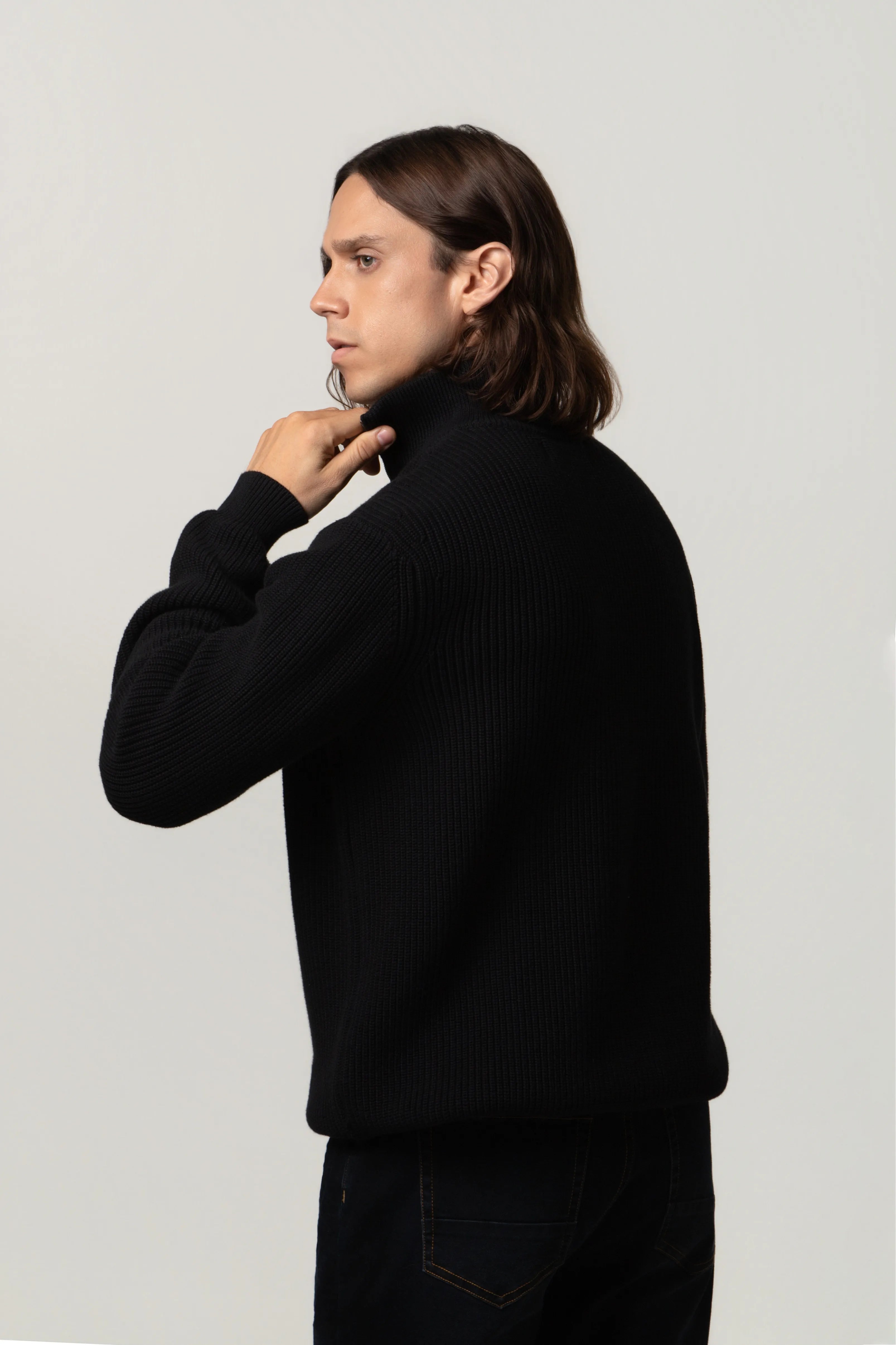 SWEATER CERRADO COLOR NEGRO