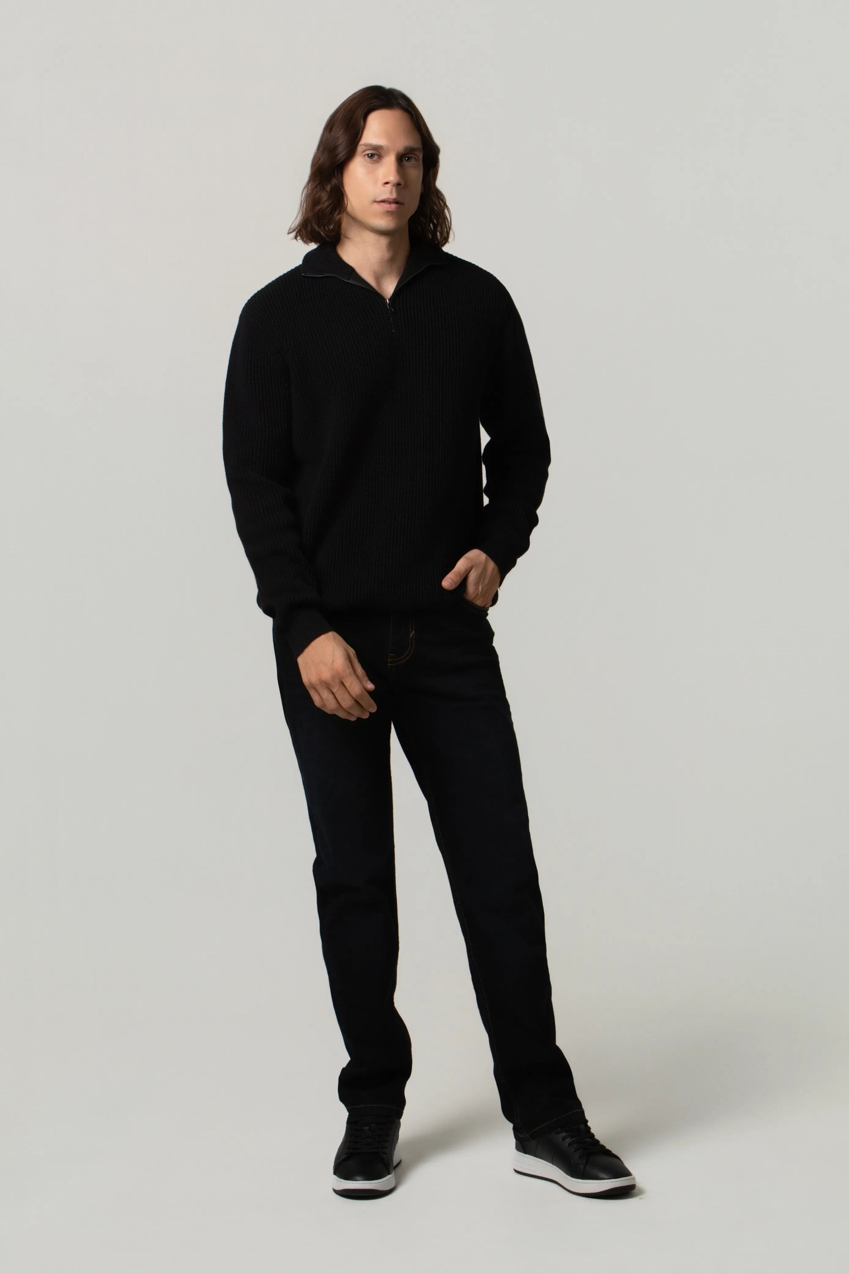 SWEATER CERRADO COLOR NEGRO