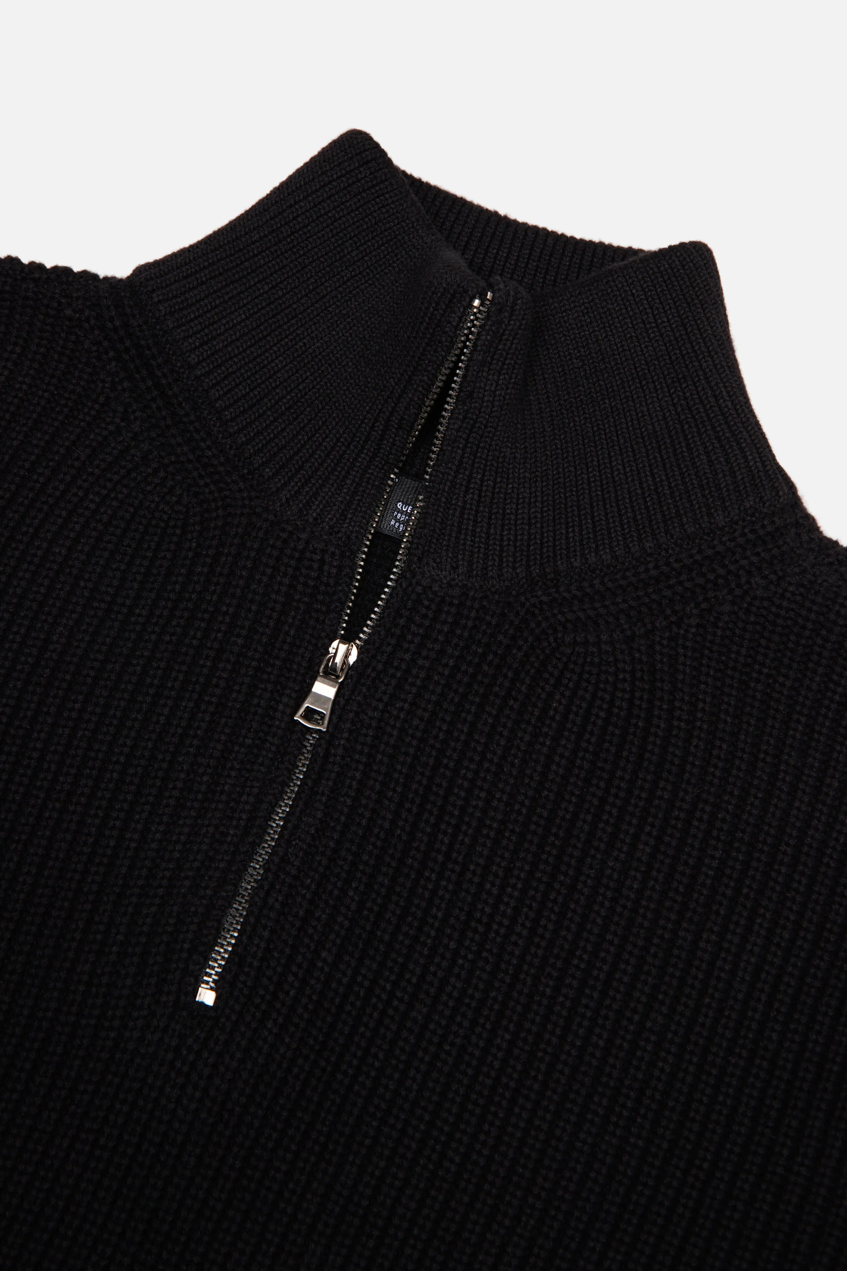SWEATER CERRADO COLOR NEGRO