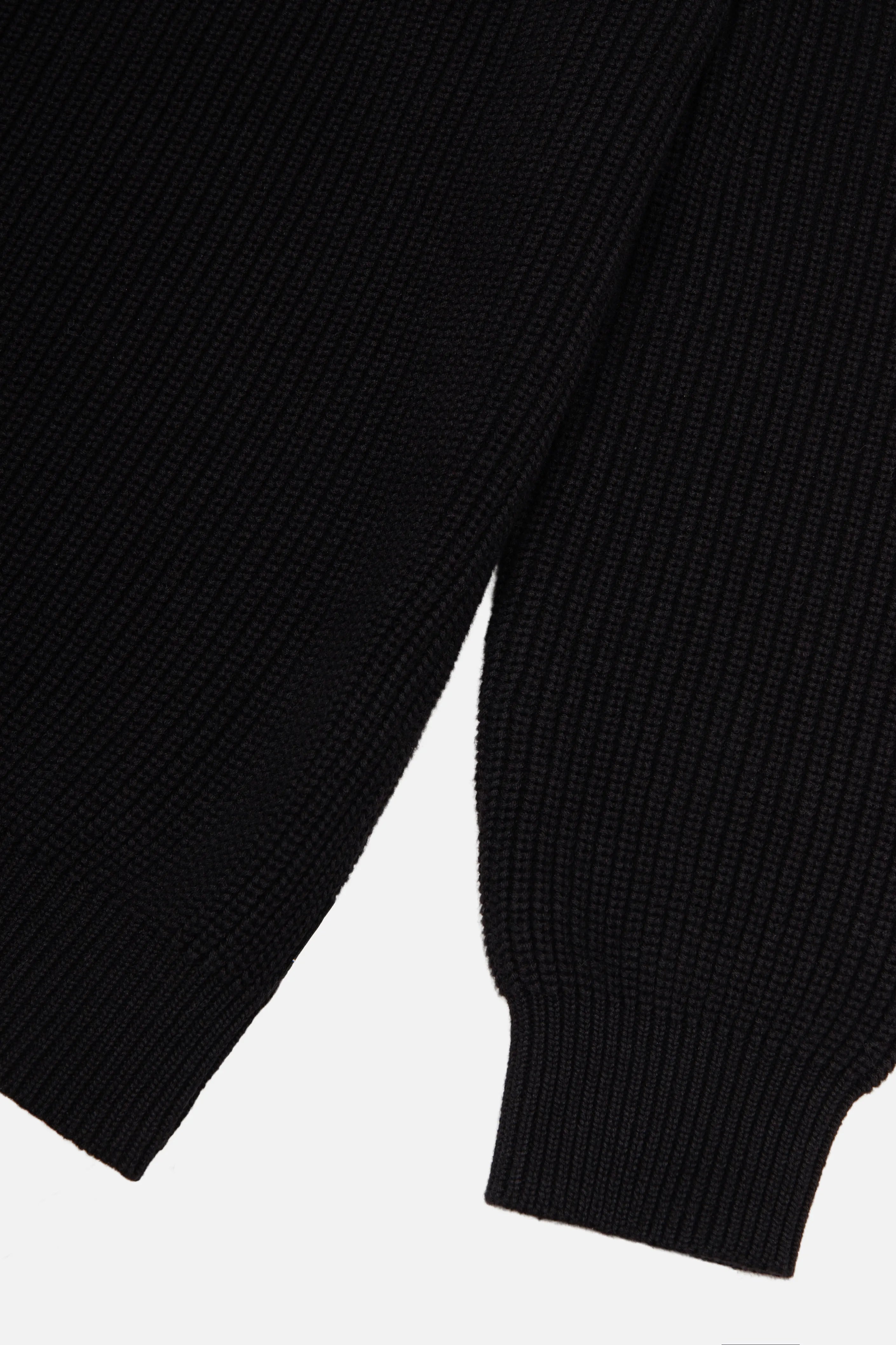 SWEATER CERRADO COLOR NEGRO