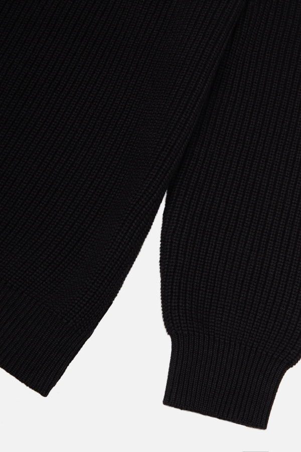 SWEATER CERRADO COLOR NEGRO