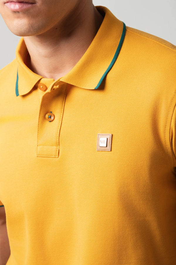 POLO TIPPING COLOR MOSTAZA - VERDE TORMENTA