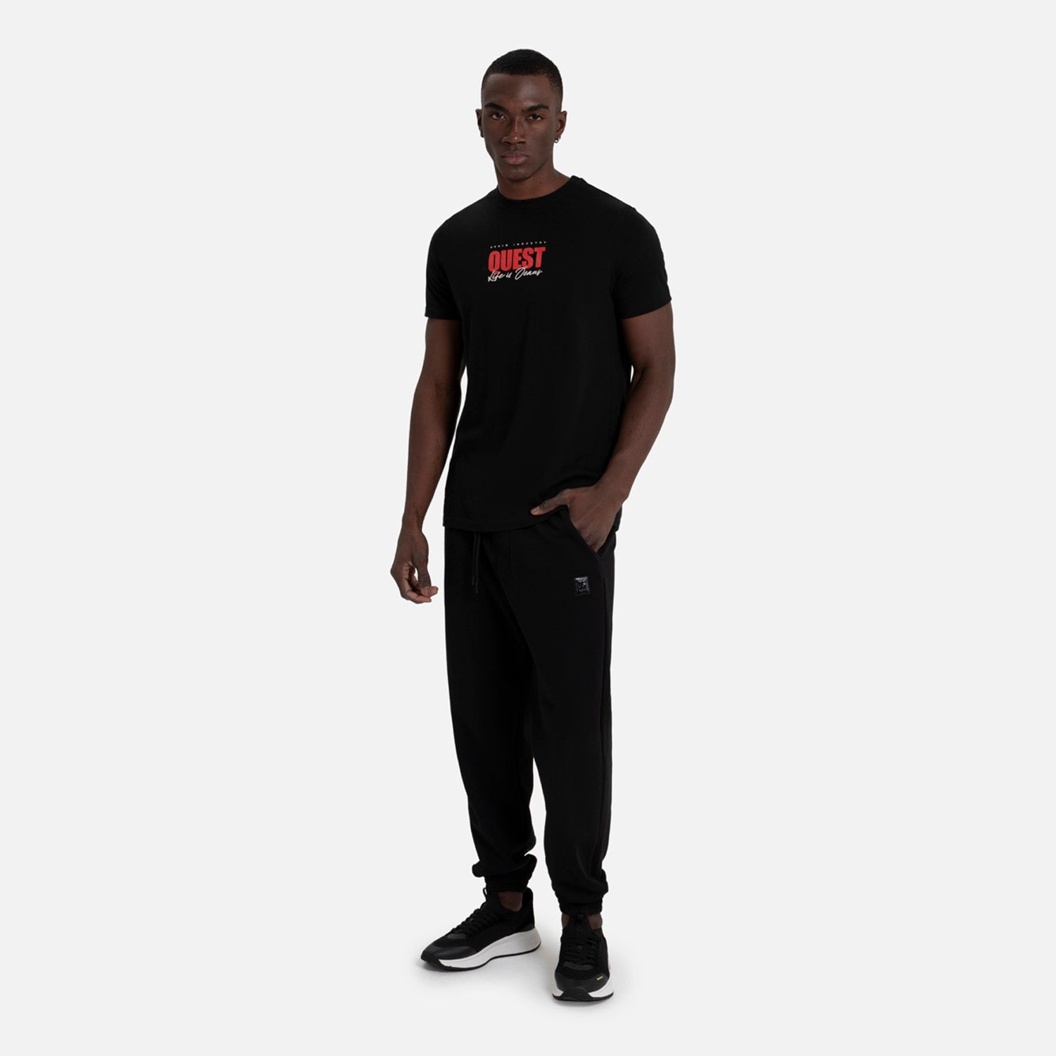 CAMISETA ESPECIAL ESTAMPADO LOCALIZADO COLOR NEGRO