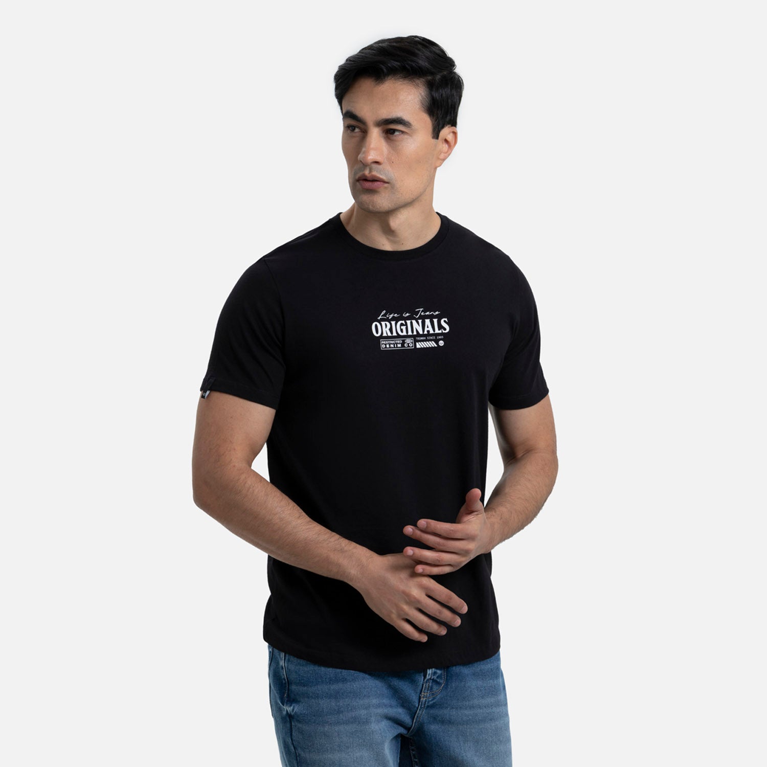CAMISETA ESPECIAL ESTAMPADO LOCALIZADO COLOR NEGRO