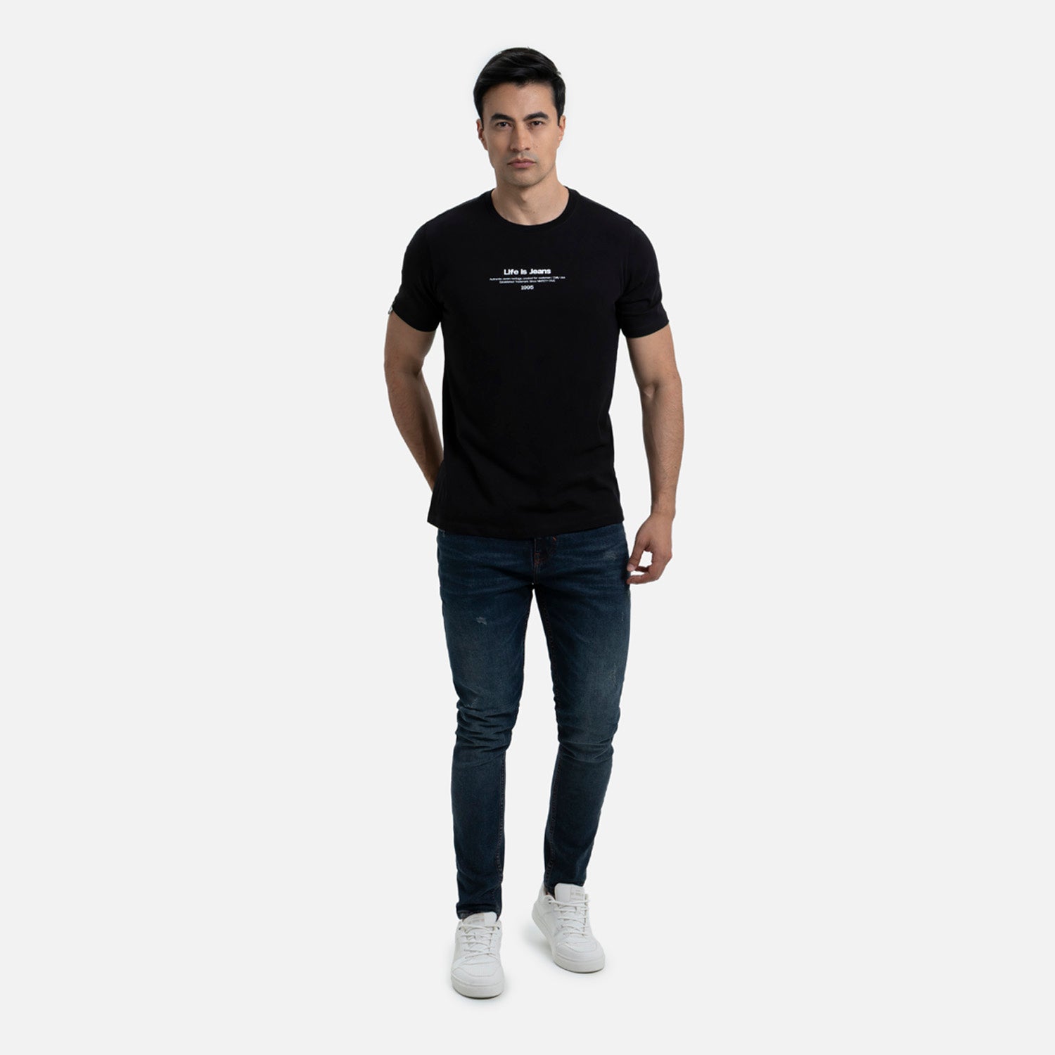 CAMISETA ESPECIAL ESTAMPADO LOCALIZADO COLOR NEGRO