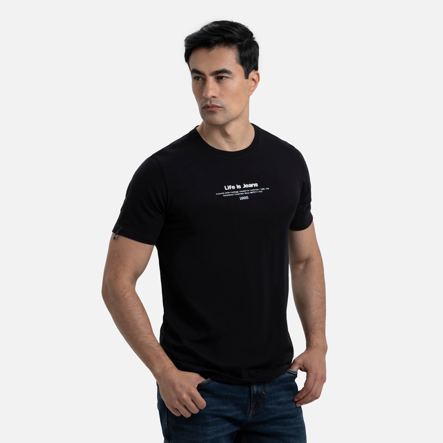 CAMISETA ESPECIAL ESTAMPADO LOCALIZADO COLOR NEGRO