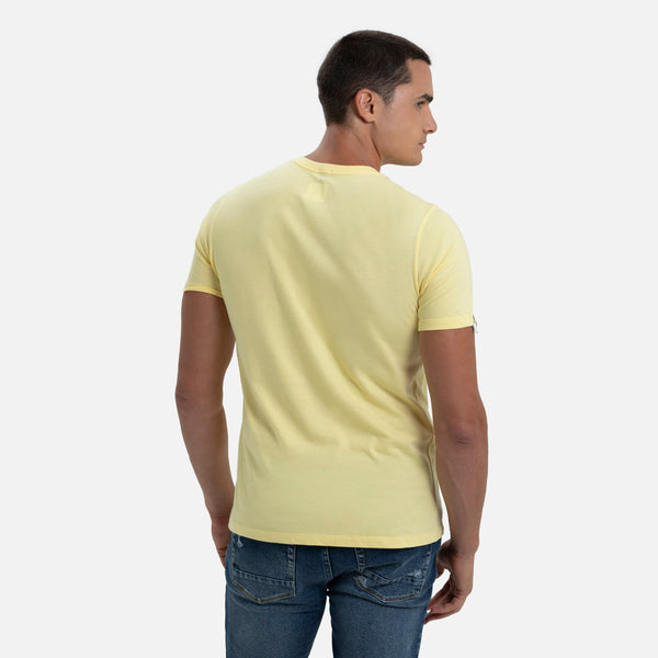CAMISETA ESPECIAL ESTAMPADO LOCALIZADO COLOR BANANA PALIDO