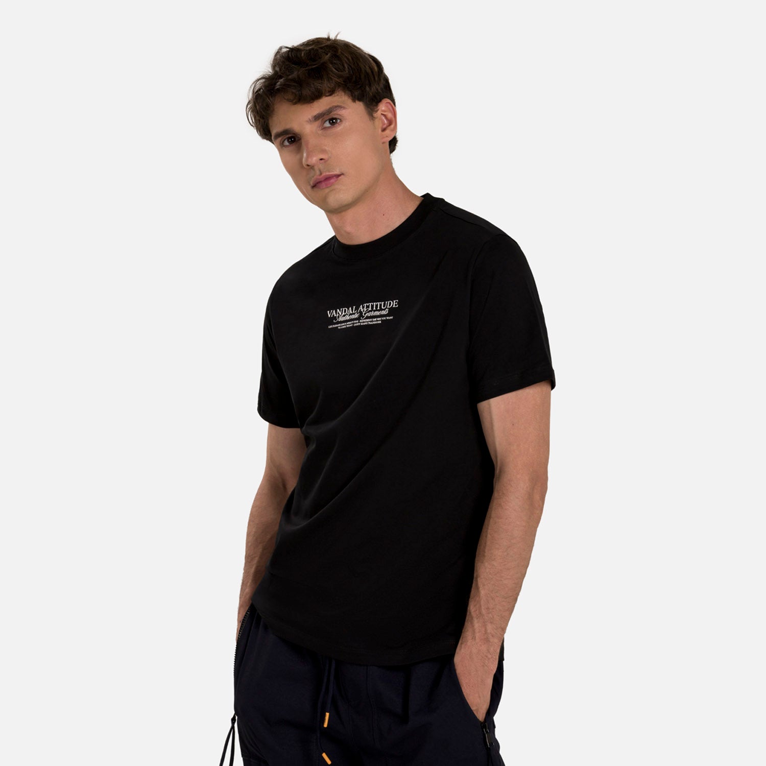 CAMISETA ESPECIAL ESTAMPADO LOCALIZADO COLOR NEGRO