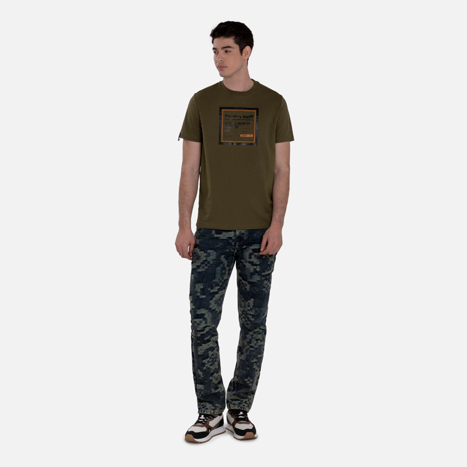 CAMISETA ESPECIAL ESTAMPADO LOCALIZADO COLOR DARK OLIVA
