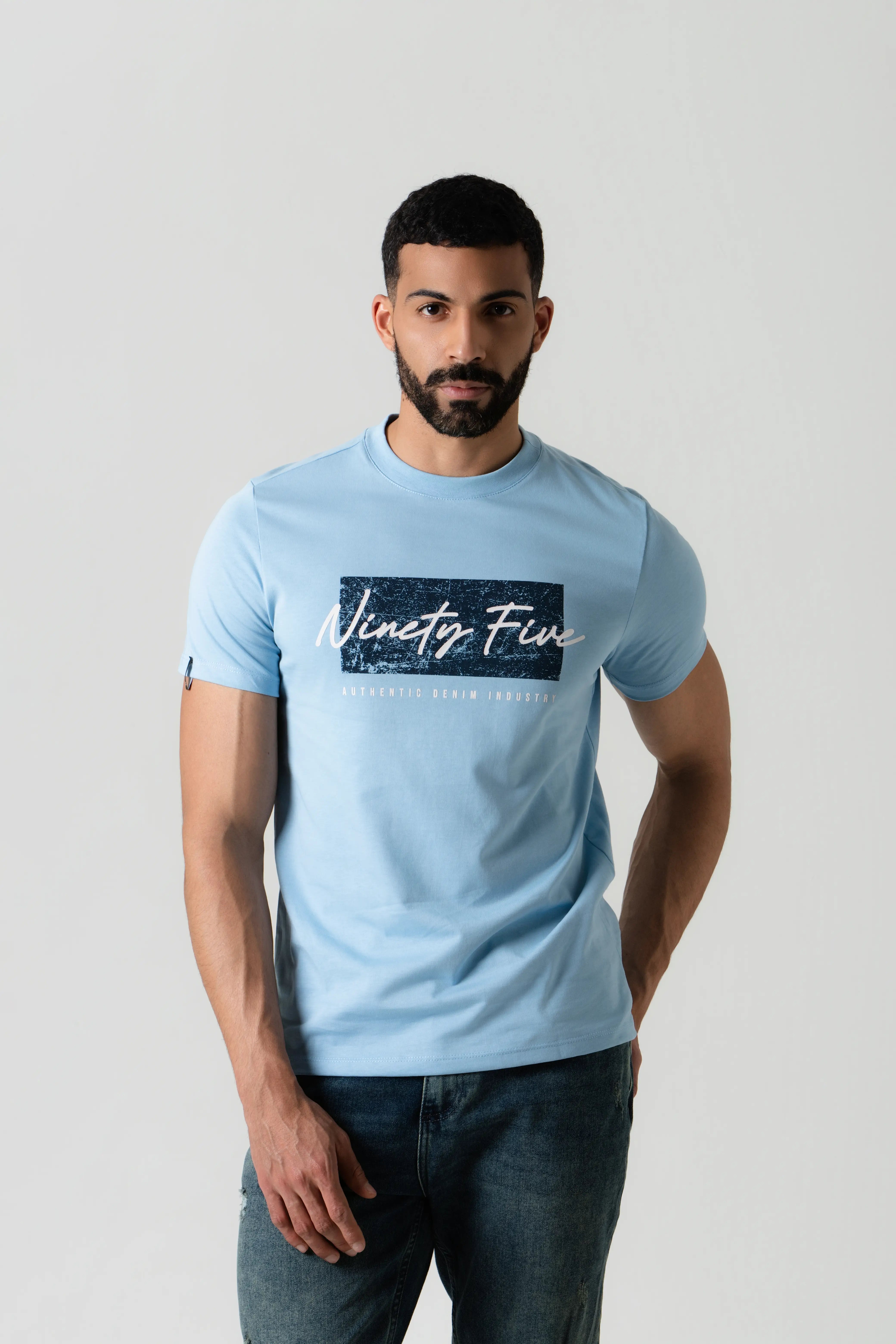 CAMISETA ESPECIAL ESTAMPADO LOCALIZADO COLOR AZUL GLACIAR