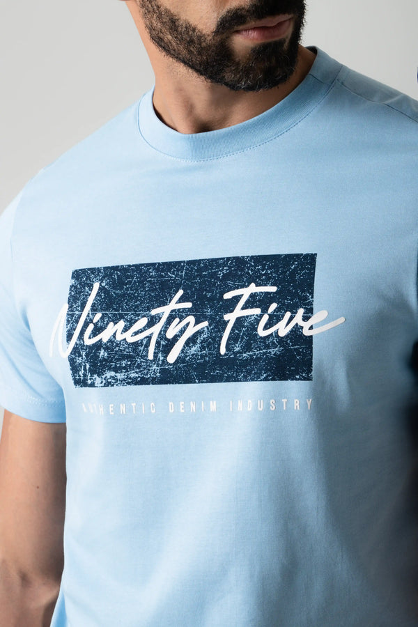 CAMISETA ESPECIAL ESTAMPADO LOCALIZADO COLOR AZUL GLACIAR