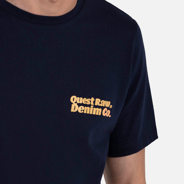 CAMISETA ESPECIAL ESTAMPADO LOCALIZADO COLOR AZUL OSCURO