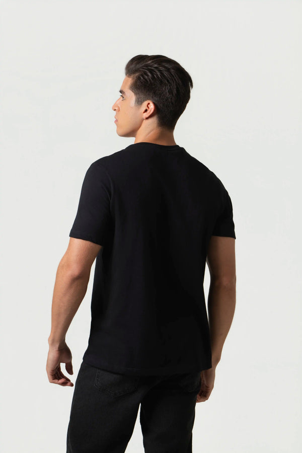 CAMISETA ESPECIAL ESTAMPADO LOCALIZADO COLOR NEGRO