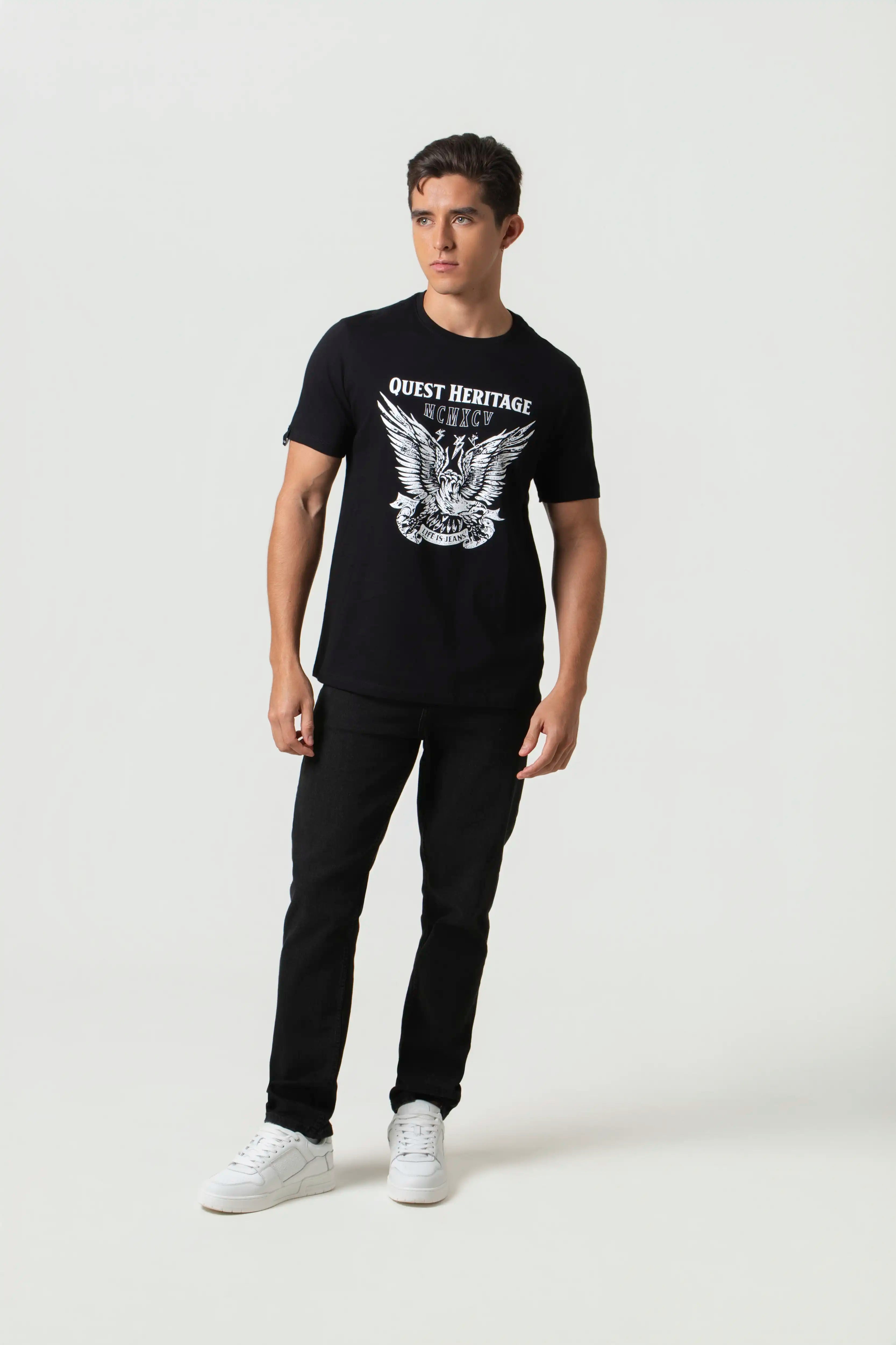 CAMISETA ESPECIAL ESTAMPADO LOCALIZADO COLOR NEGRO