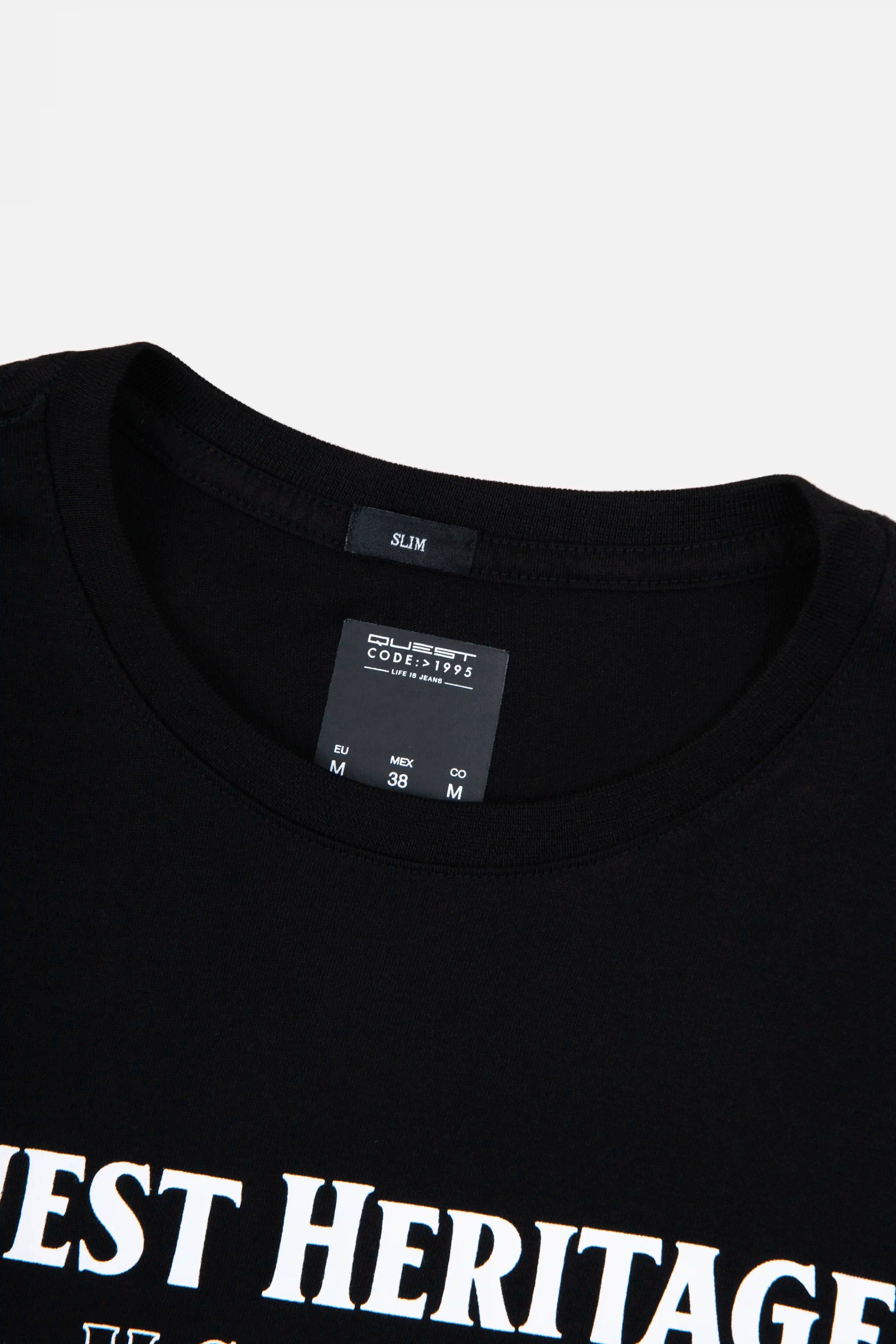 CAMISETA ESPECIAL ESTAMPADO LOCALIZADO COLOR NEGRO