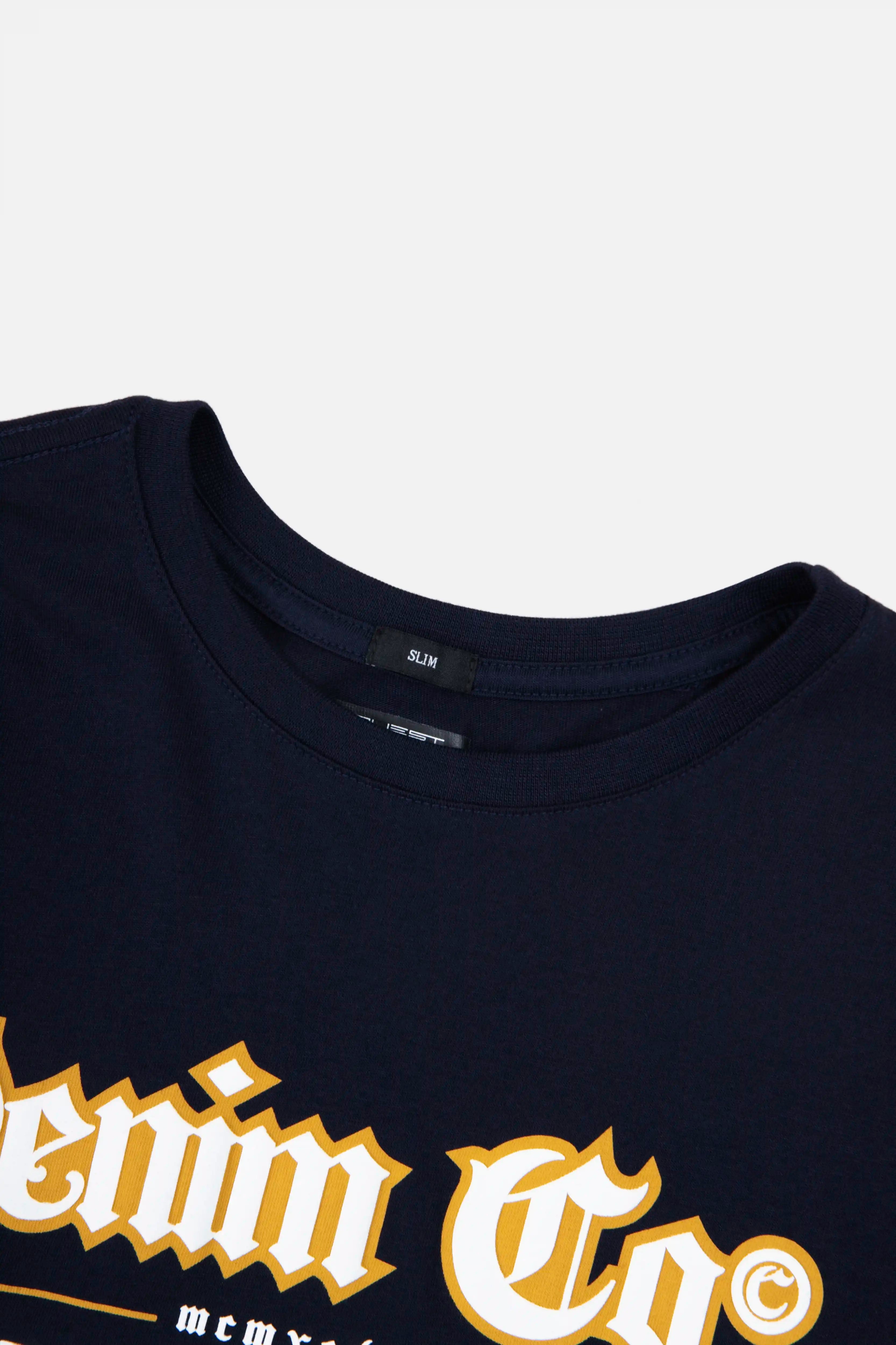 CAMISETA ESPECIAL ESTAMPADO LOCALIZADO COLOR AZUL OSCURO