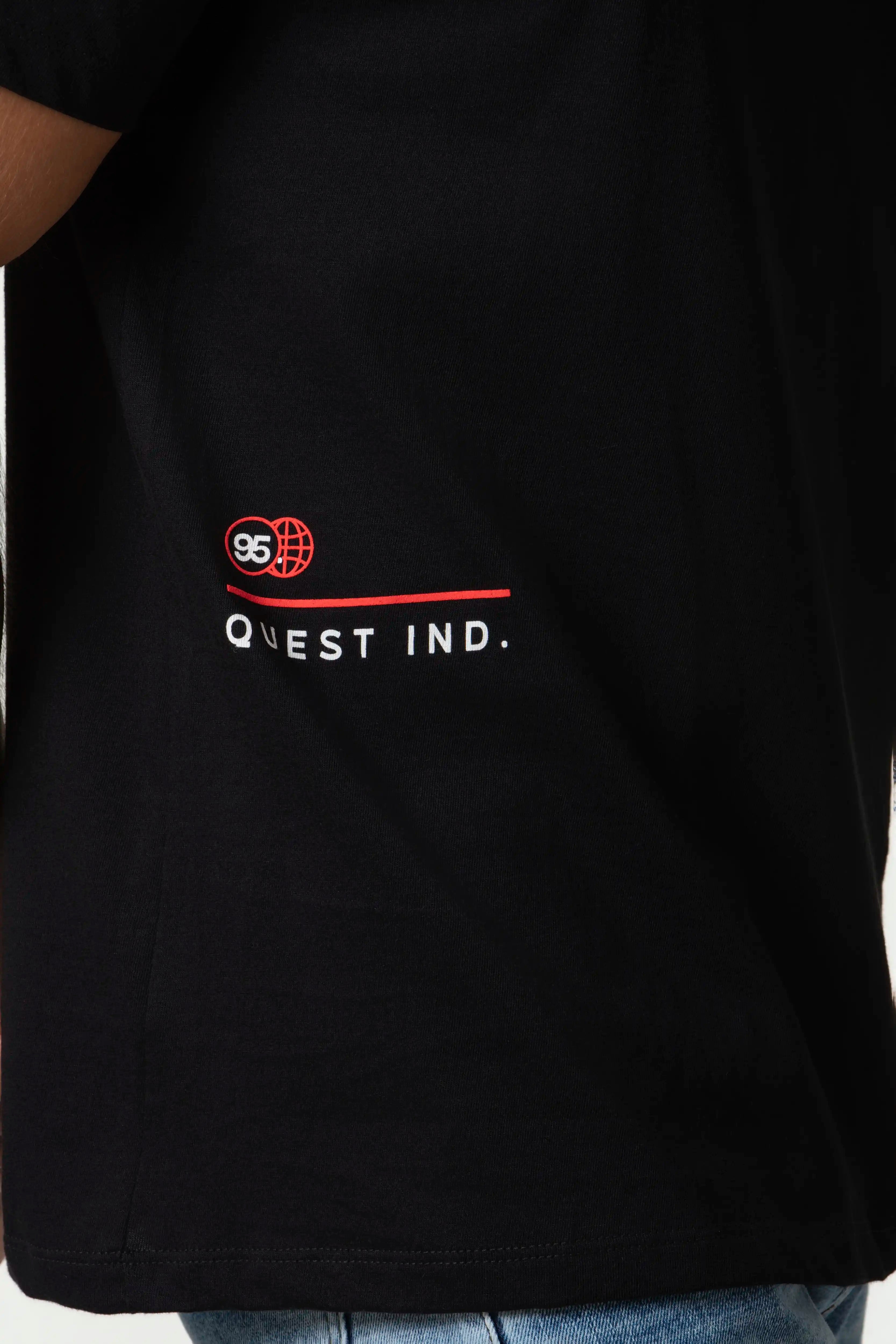 CAMISETA ESPECIAL ESTAMPADO LOCALIZADO COLOR NEGRO