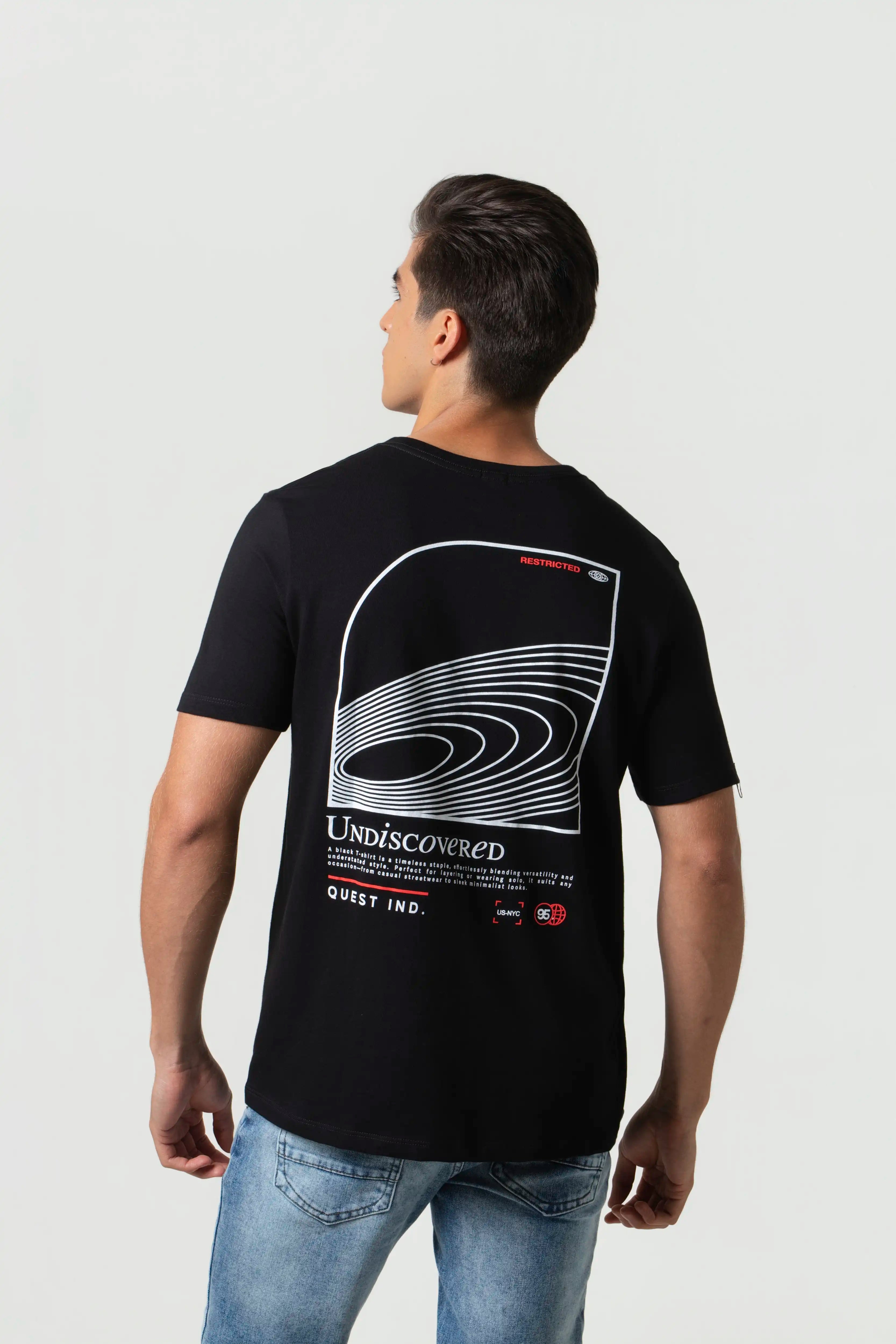 CAMISETA ESPECIAL ESTAMPADO LOCALIZADO COLOR NEGRO