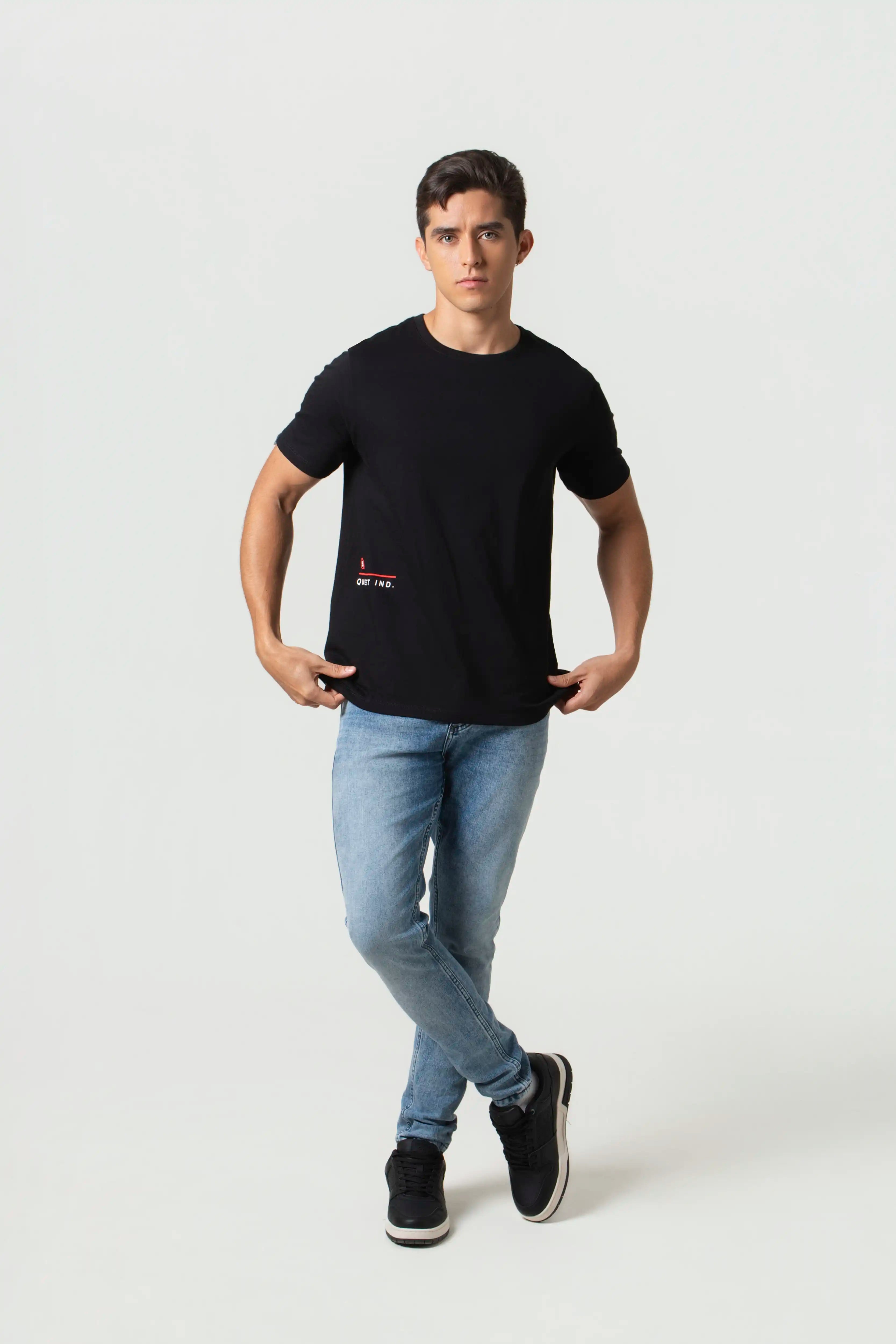 CAMISETA ESPECIAL ESTAMPADO LOCALIZADO COLOR NEGRO