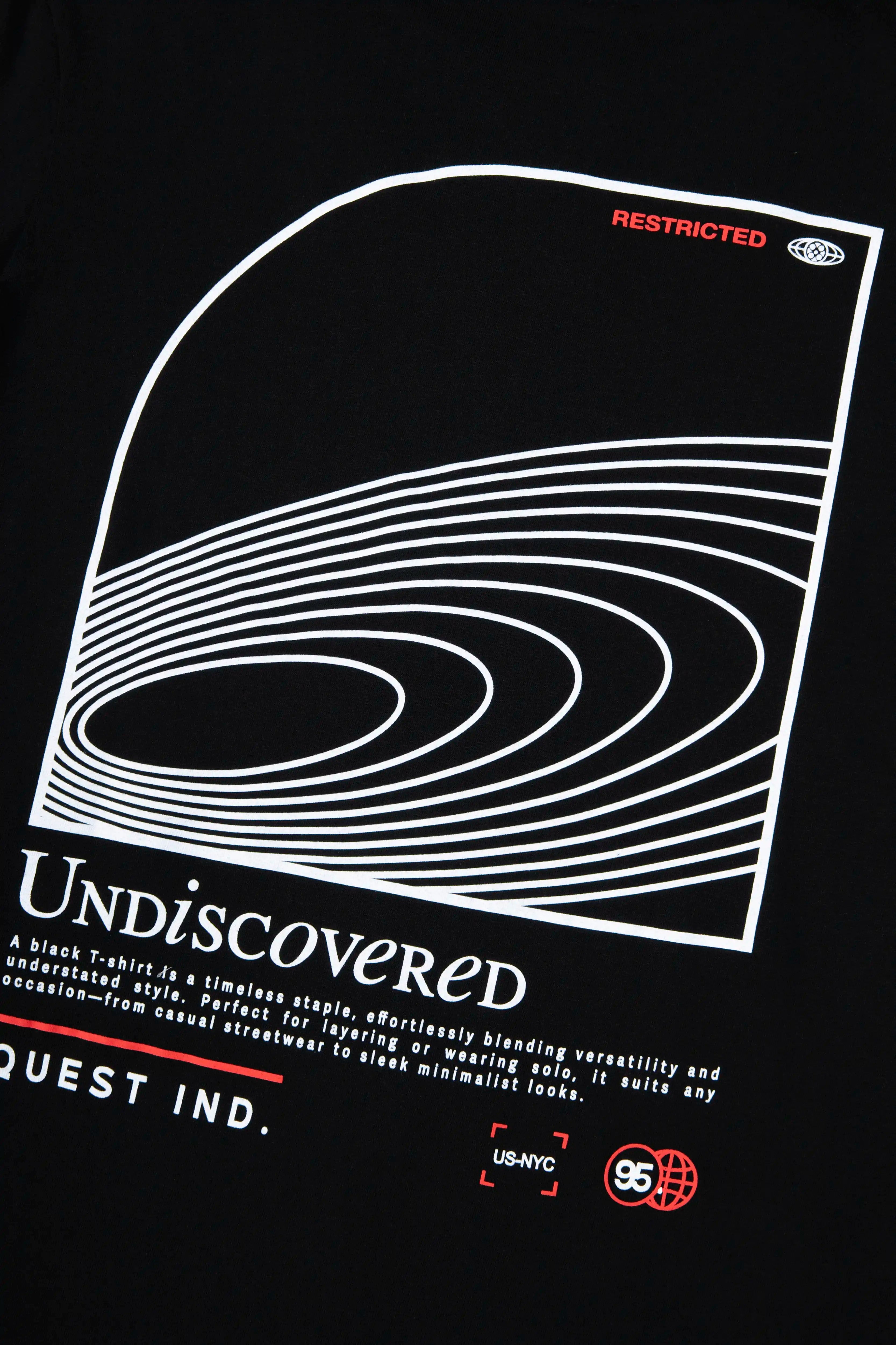 CAMISETA ESPECIAL ESTAMPADO LOCALIZADO COLOR NEGRO