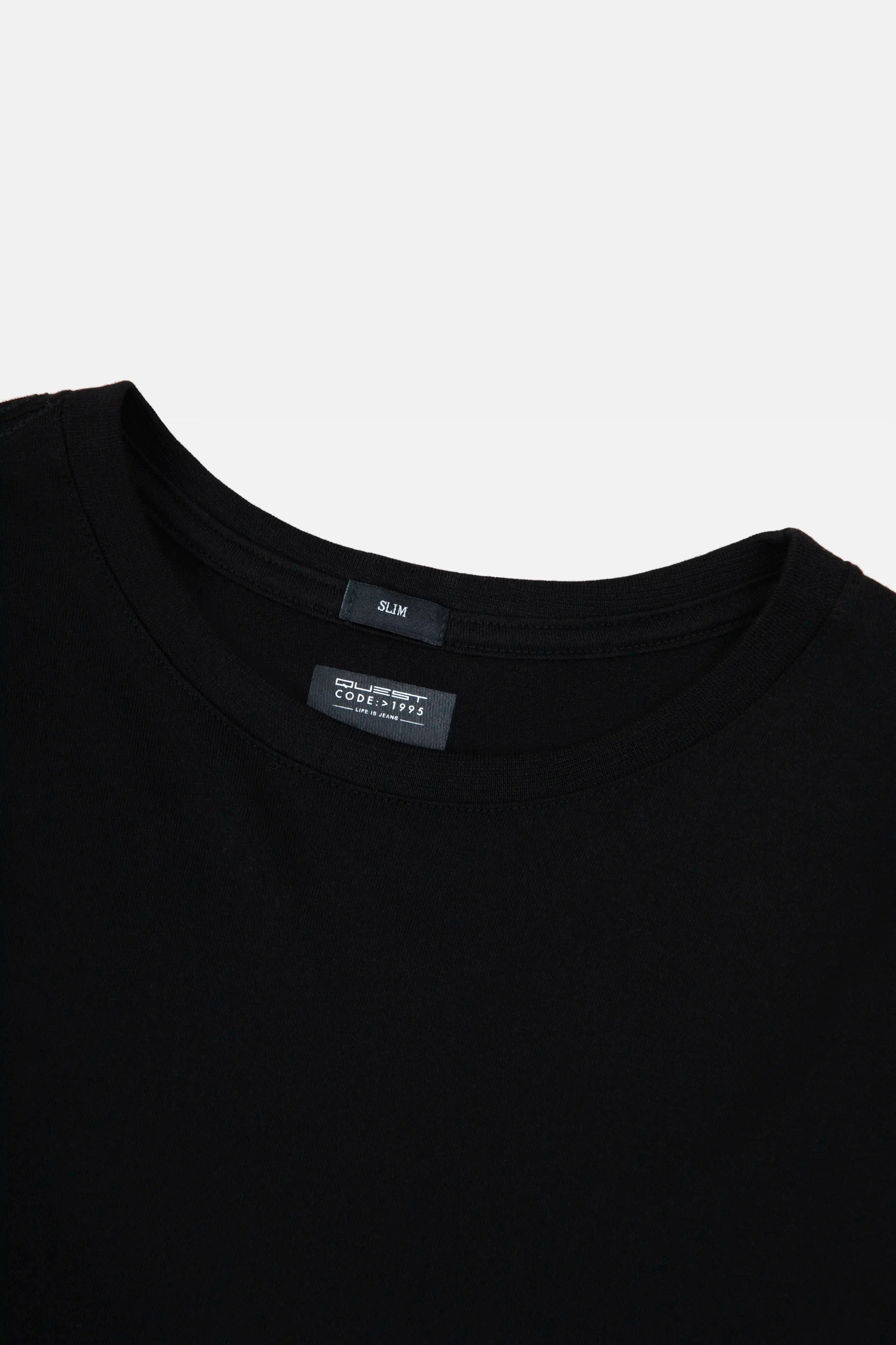 CAMISETA ESPECIAL ESTAMPADO LOCALIZADO COLOR NEGRO