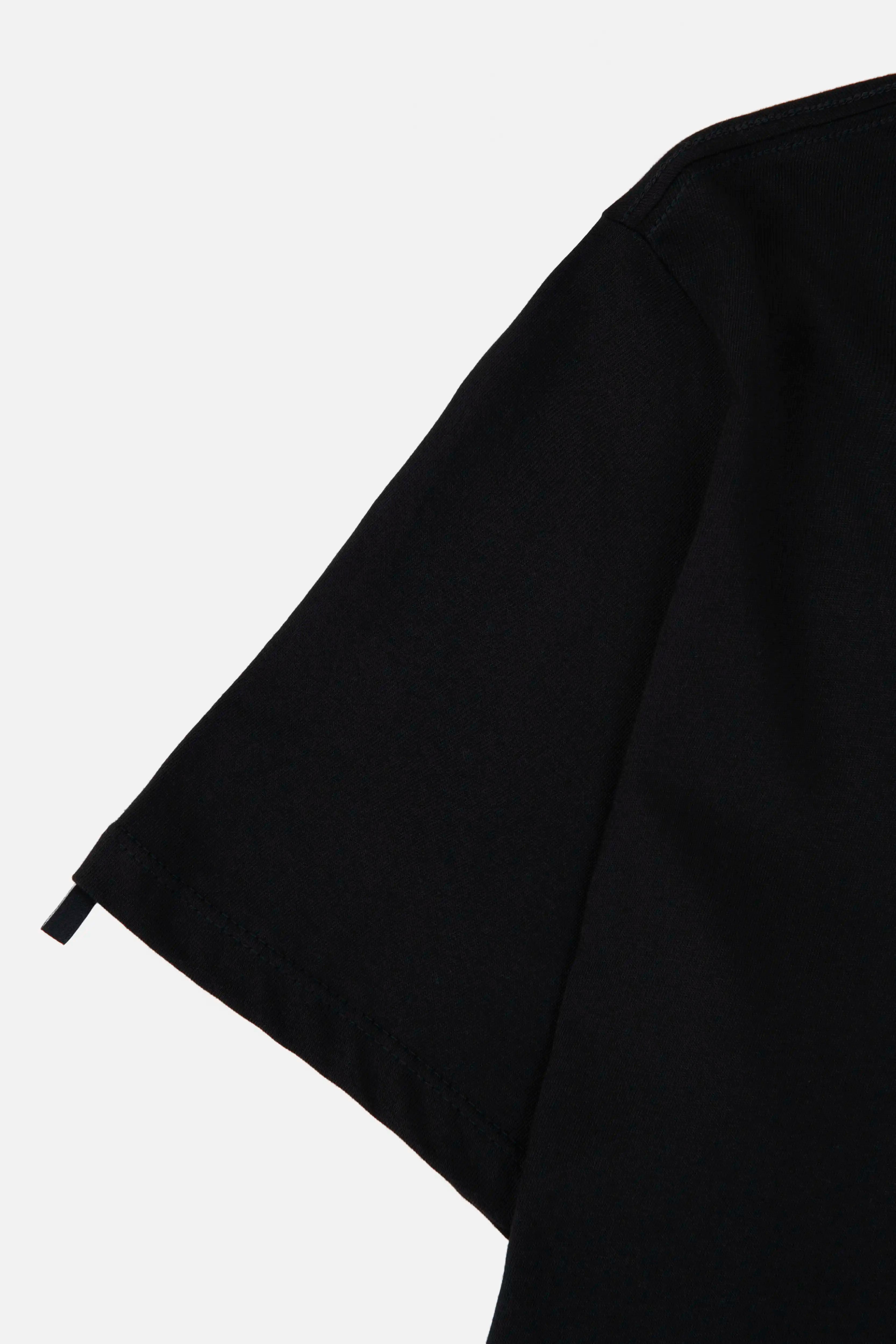 CAMISETA ESPECIAL ESTAMPADO LOCALIZADO COLOR NEGRO