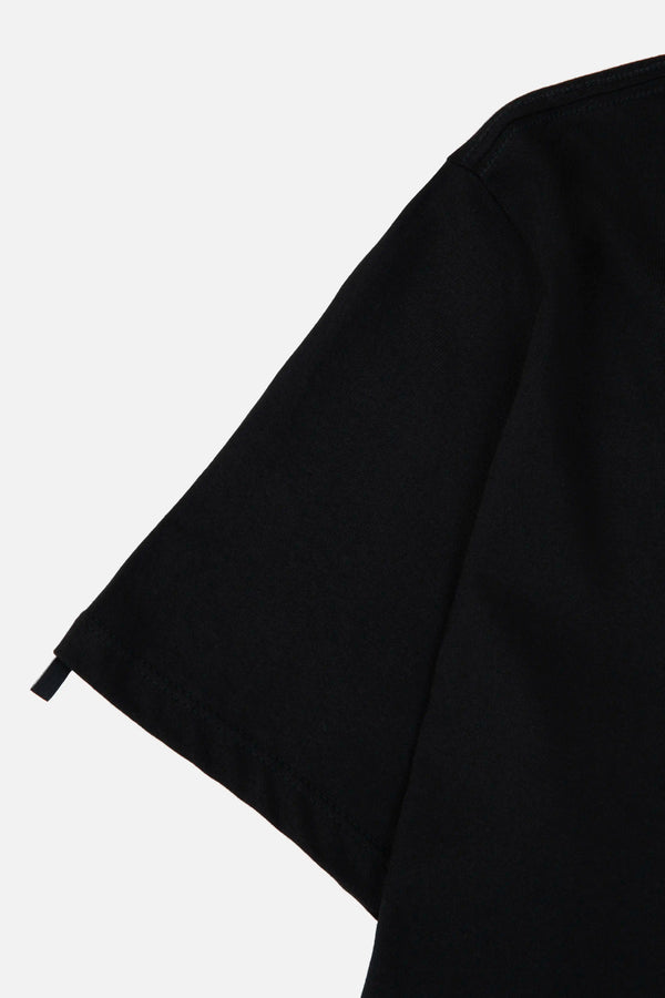 CAMISETA ESPECIAL ESTAMPADO LOCALIZADO COLOR NEGRO